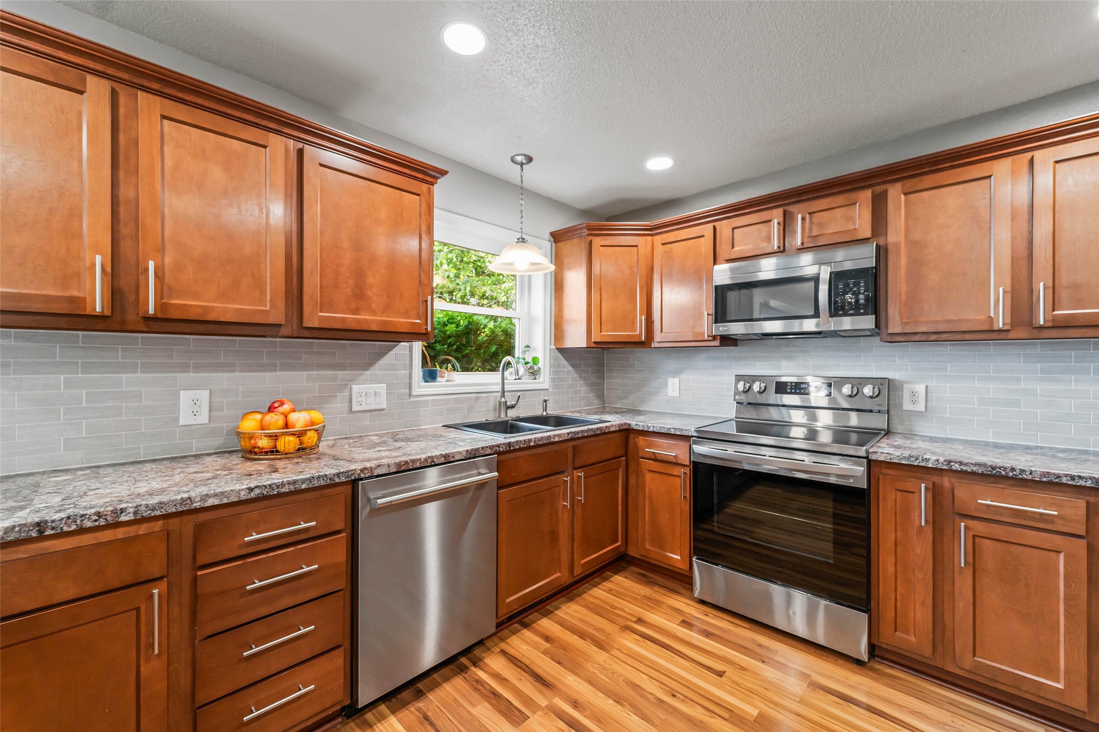 2401 White Oak Drive Property Photo 4