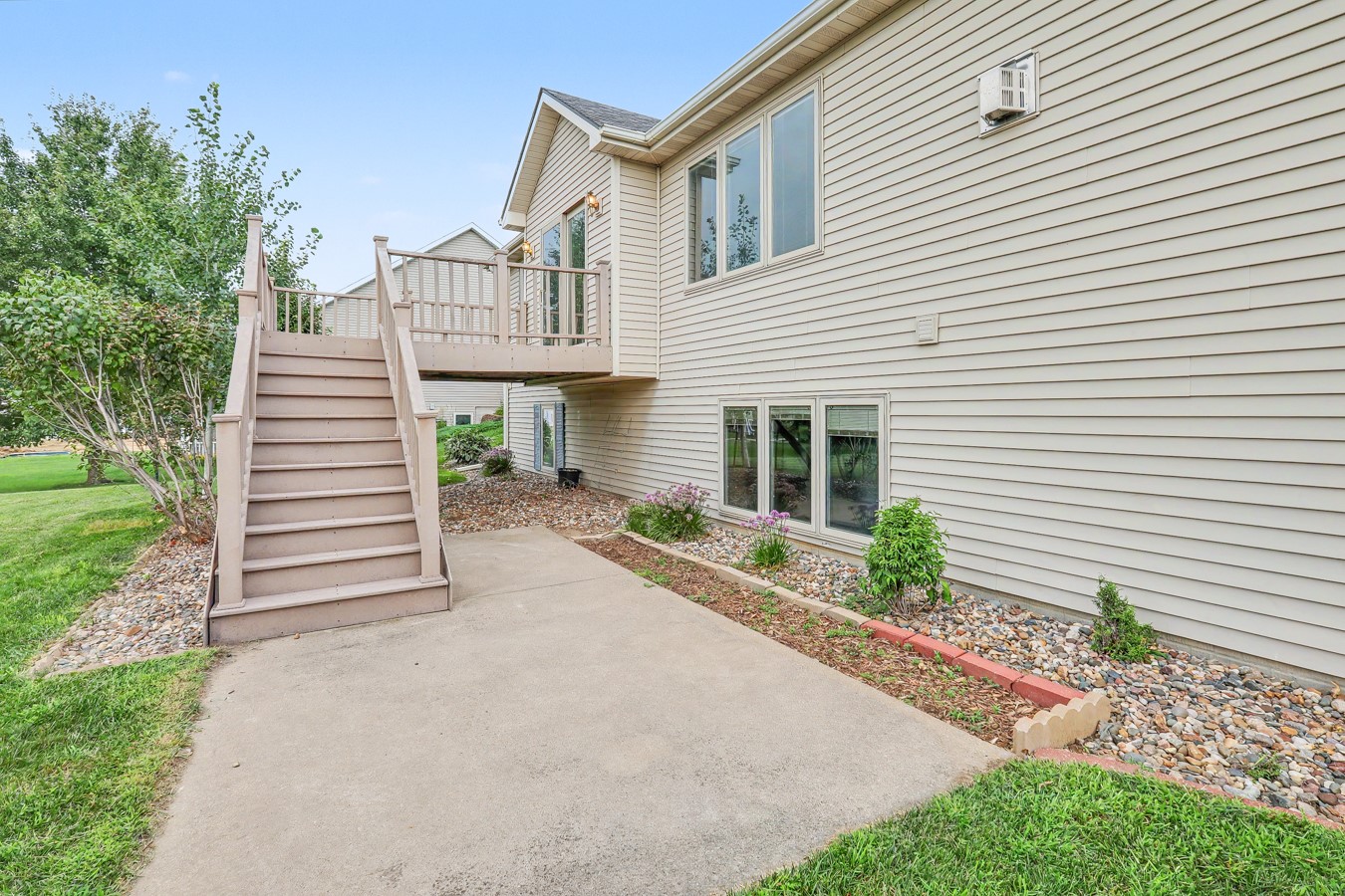 2521 Hemel Drive Property Photo 2