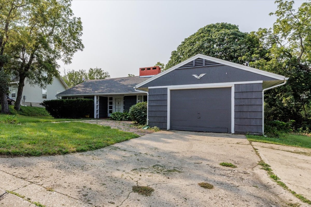 706 Division Street Property Photo 4