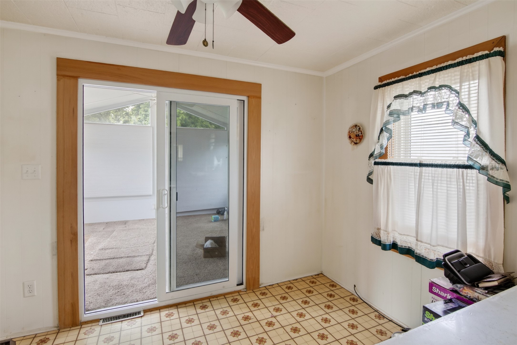 2818 E Grand Avenue Property Photo 8