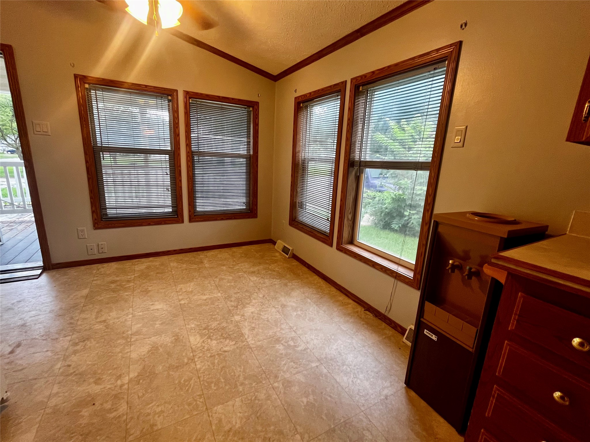 255 N Chestnut Avenue Property Photo 4