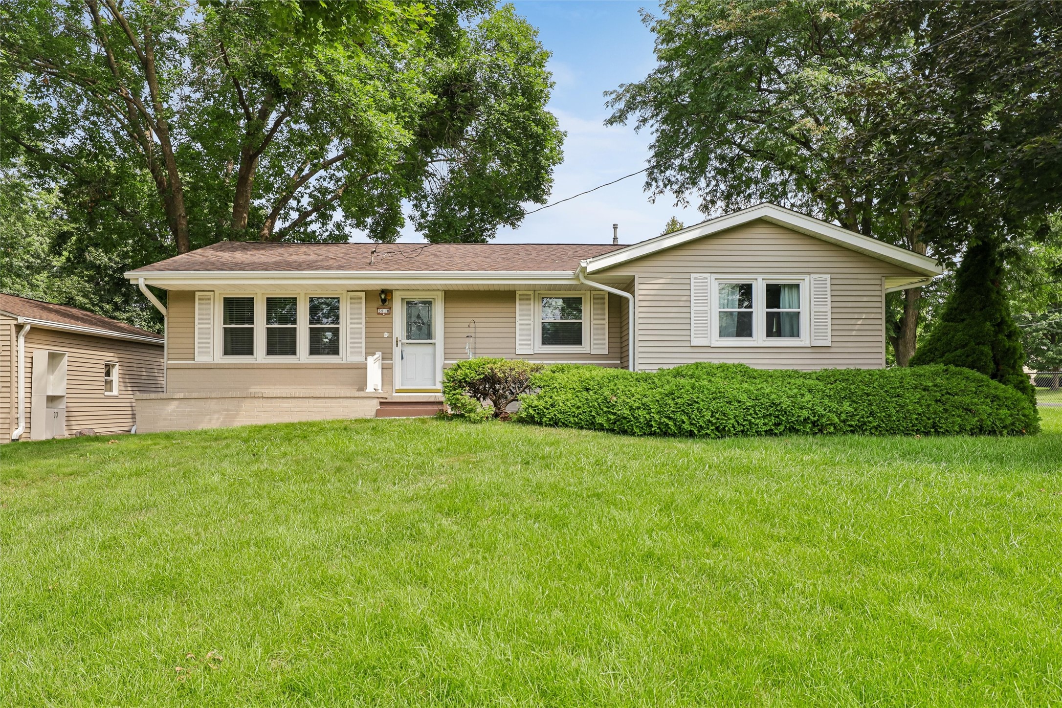 3918 E Douglas Avenue Property Photo 1