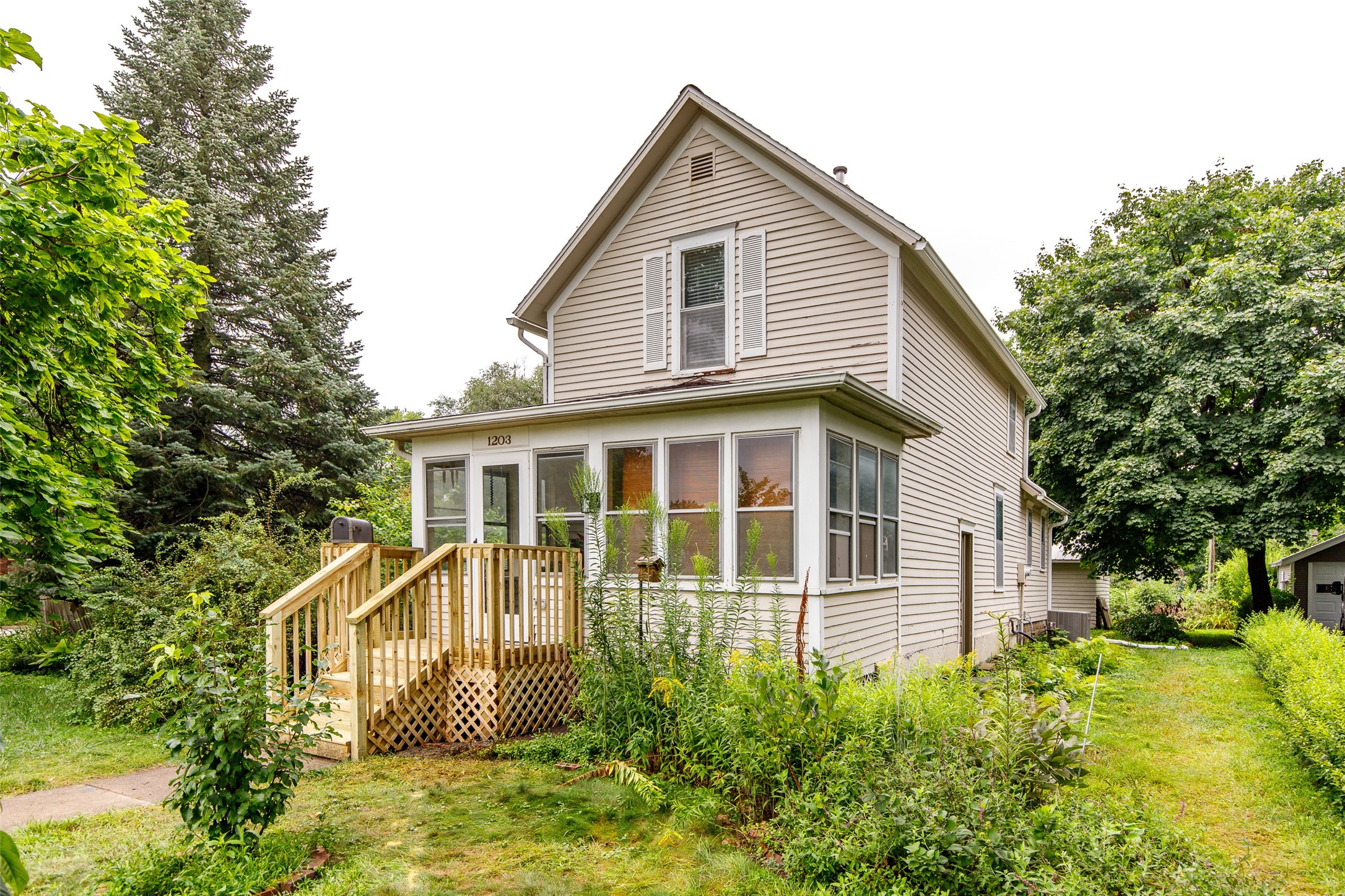 1203 Burnett Avenue Property Photo 2