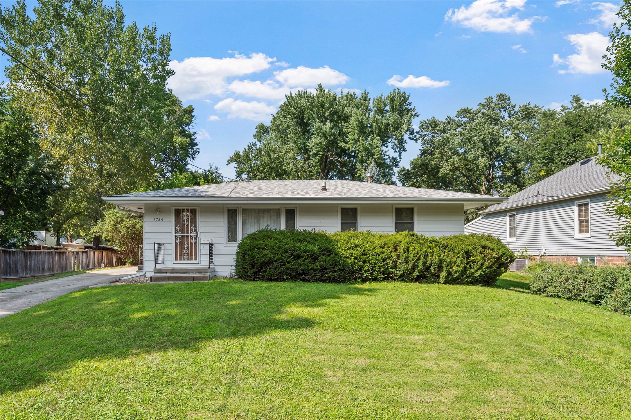 6725 Roseland Drive Property Photo 1