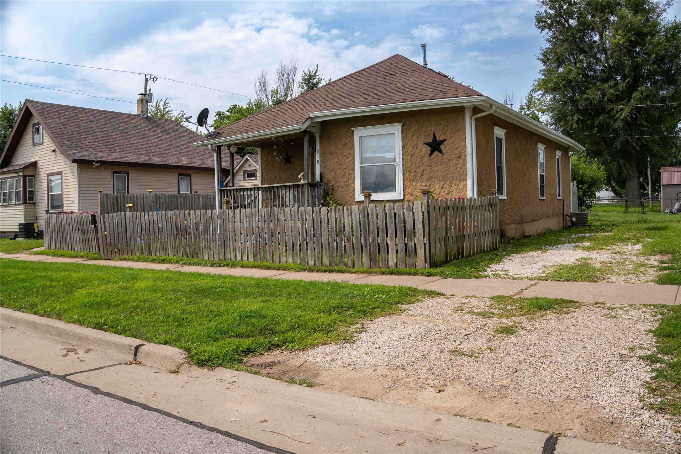 210 N 7th Avenue Property Photo 1