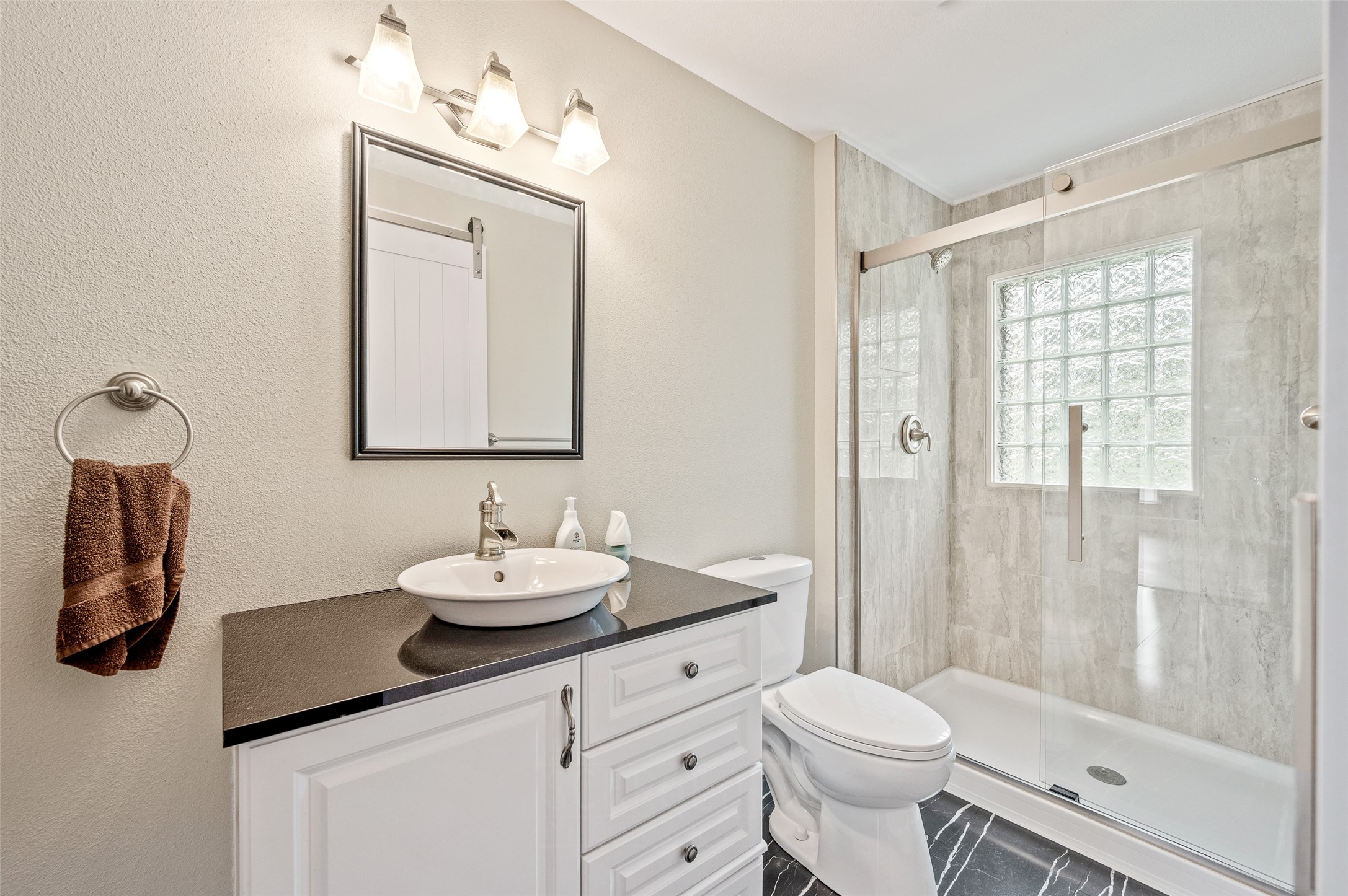 302 W Division Street Property Photo 11
