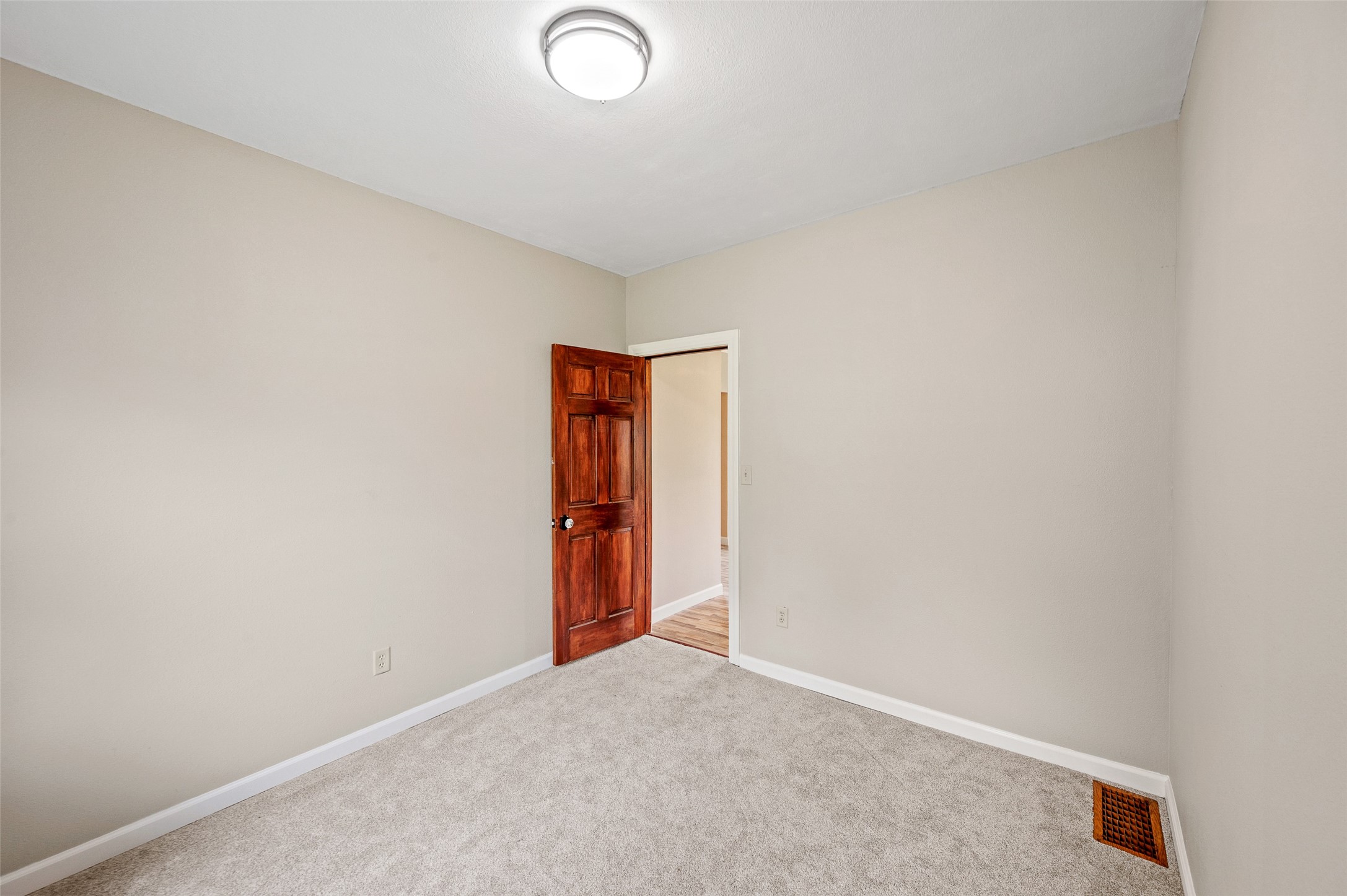 302 W Division Street Property Photo 13