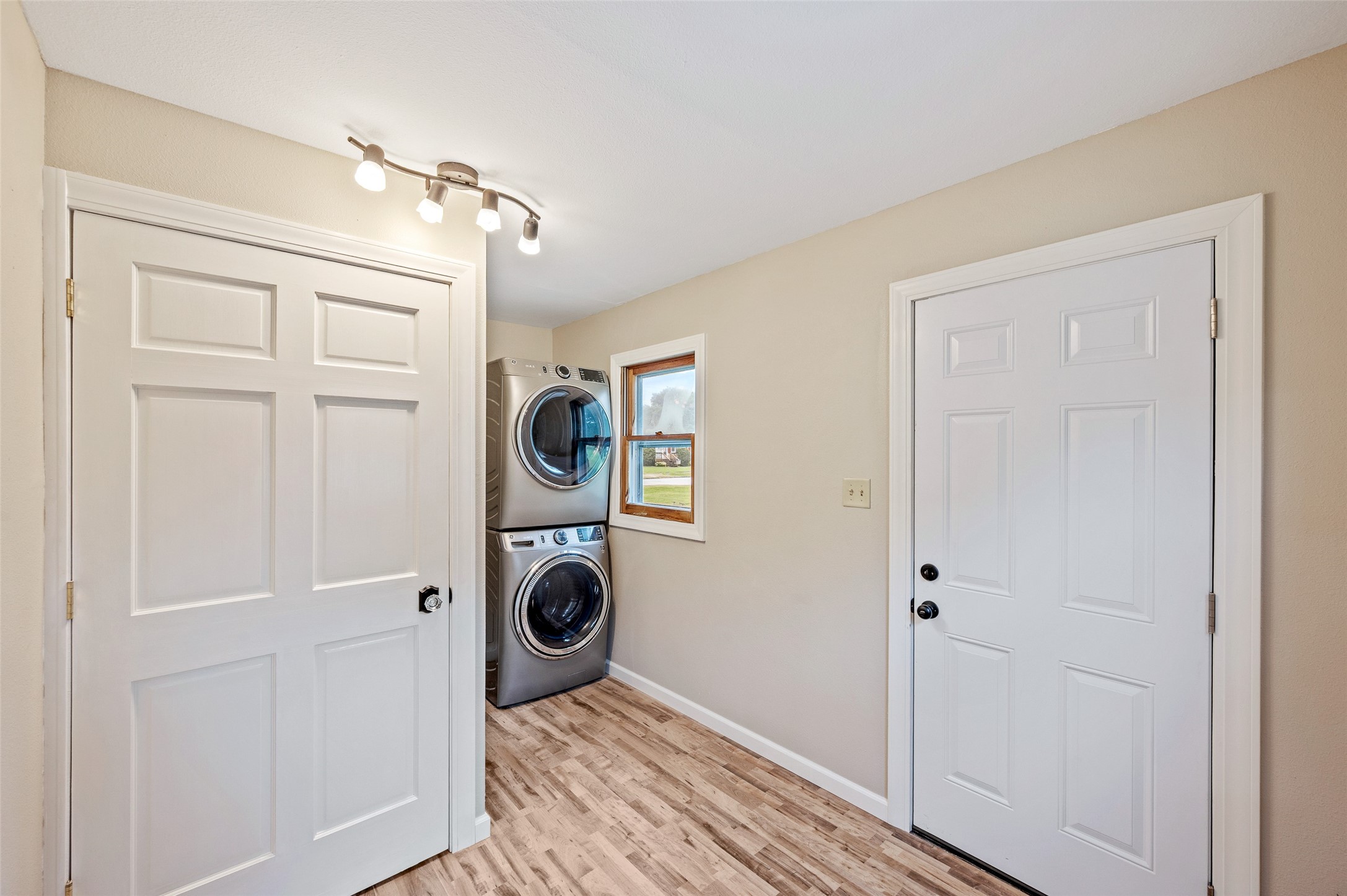 302 W Division Street Property Photo 25