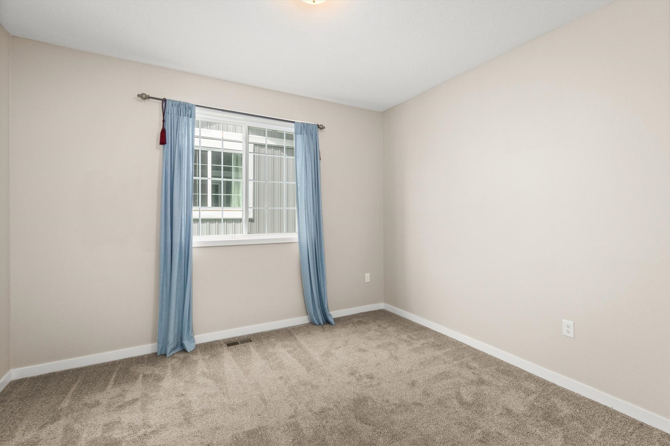 9655 Crowning Drive Property Photo 7