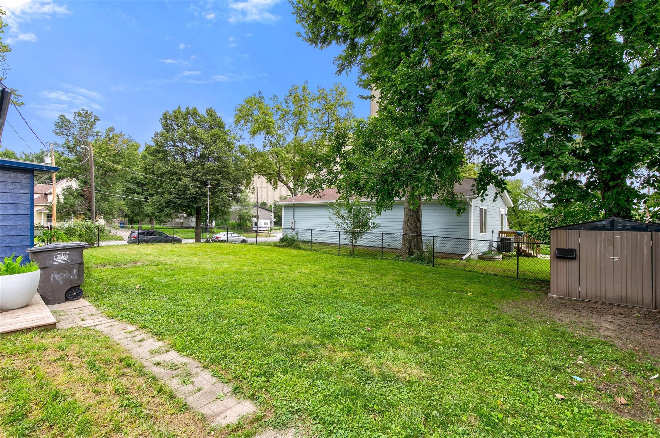 1913 E Walnut Street Property Photo 24