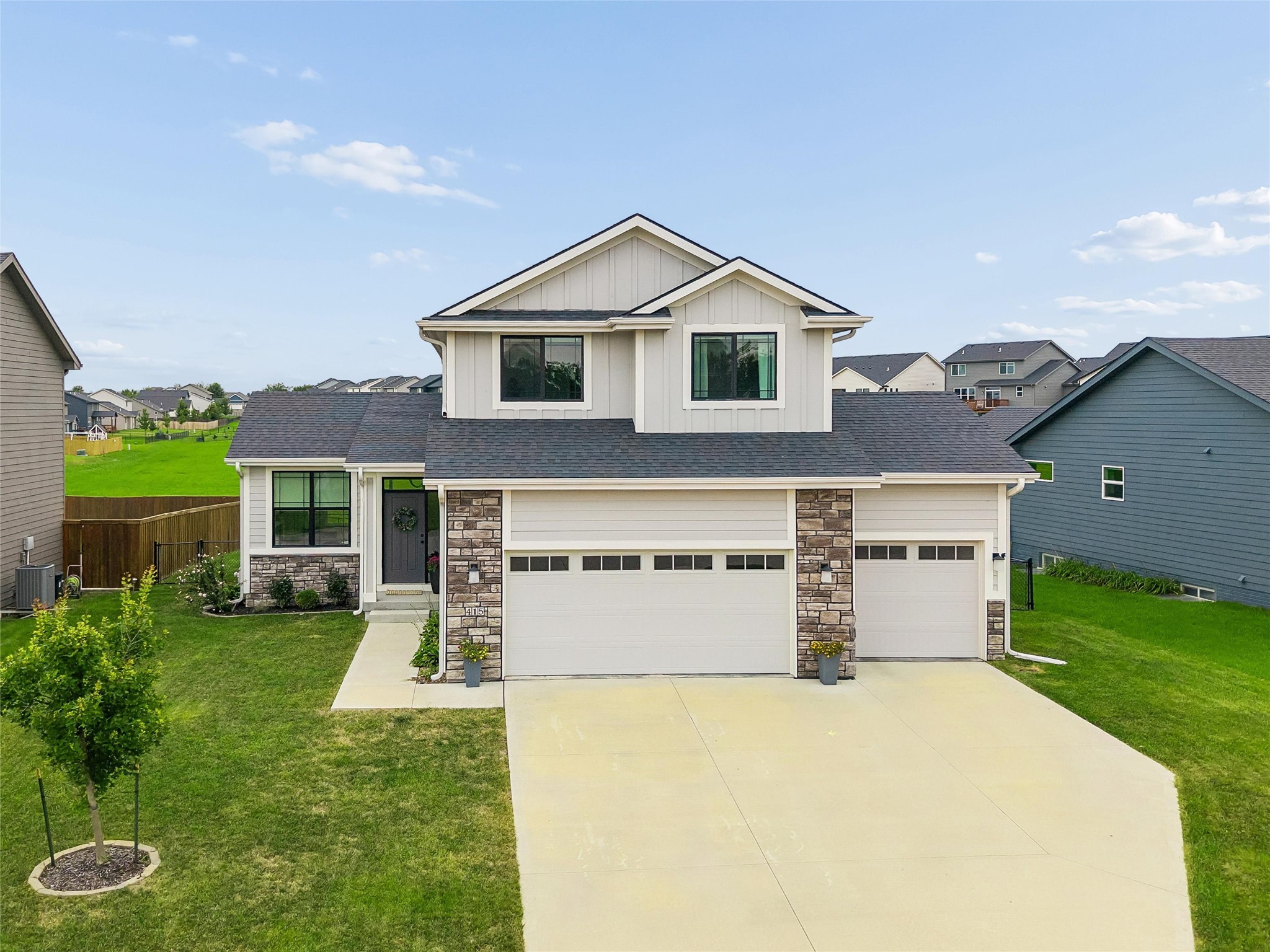 415 SE Esker Ridge Drive Property Photo 1
