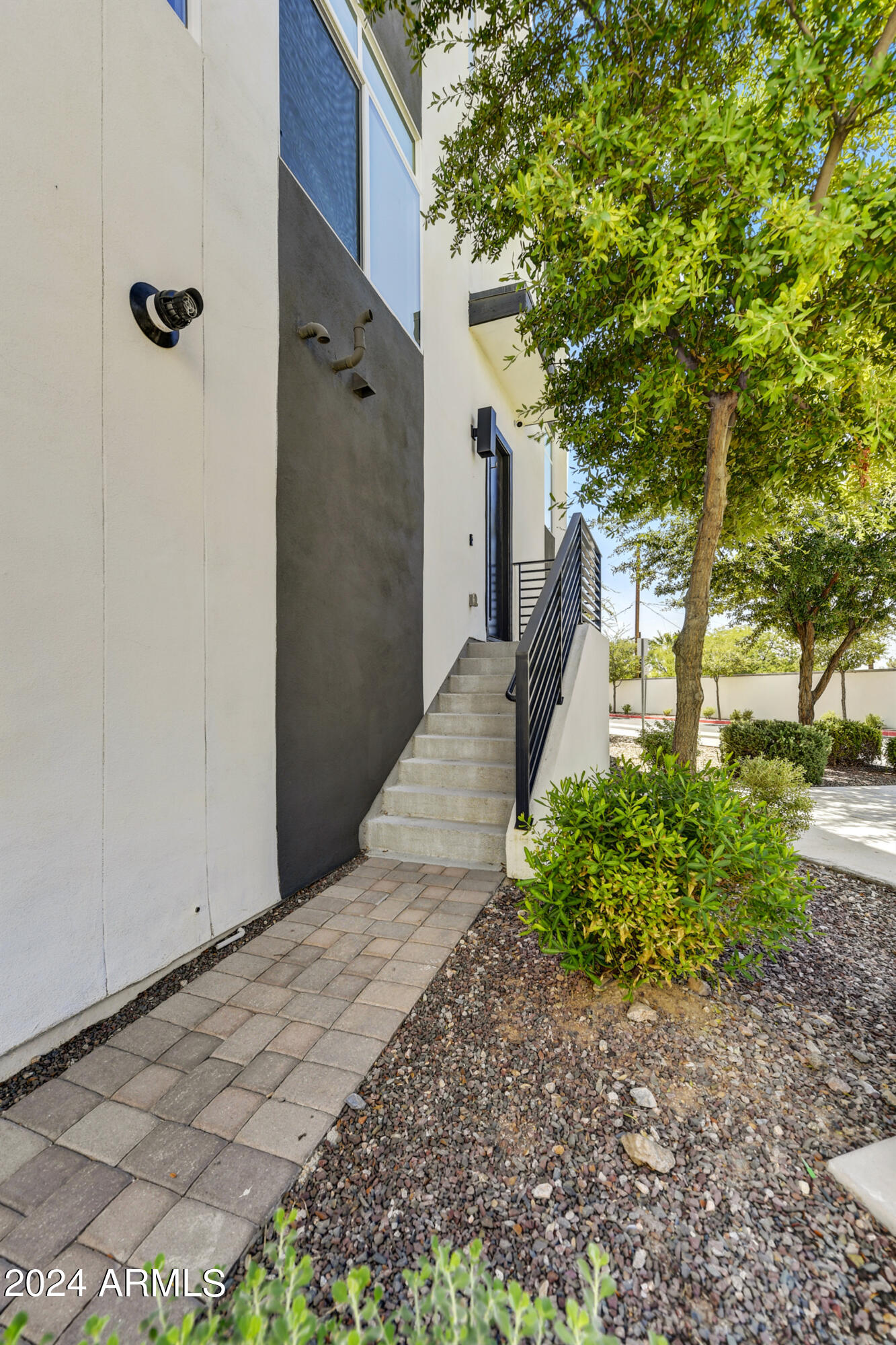 1717 E Morten Avenue Property Photo 4