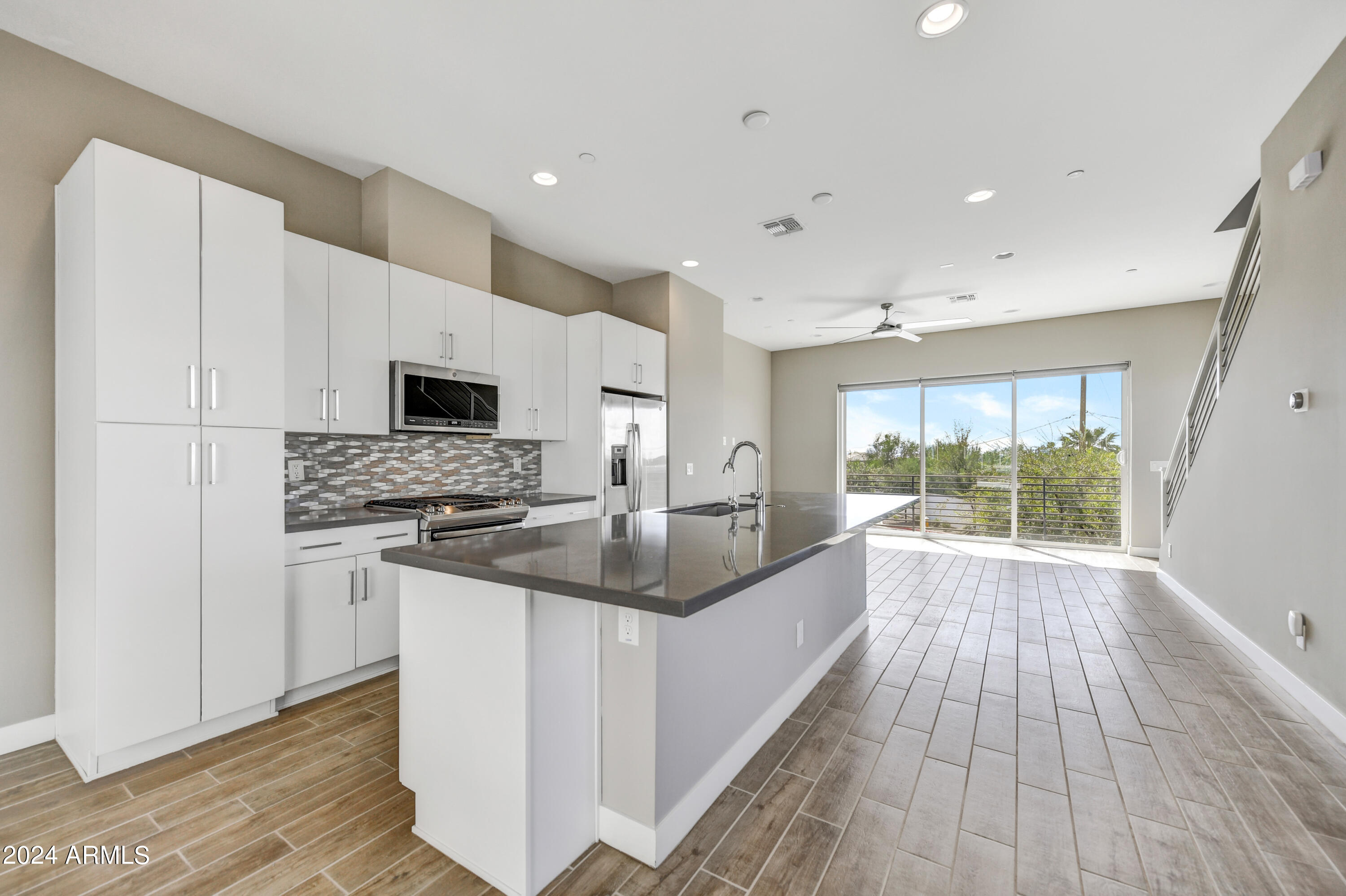 1717 E Morten Avenue Property Photo 8