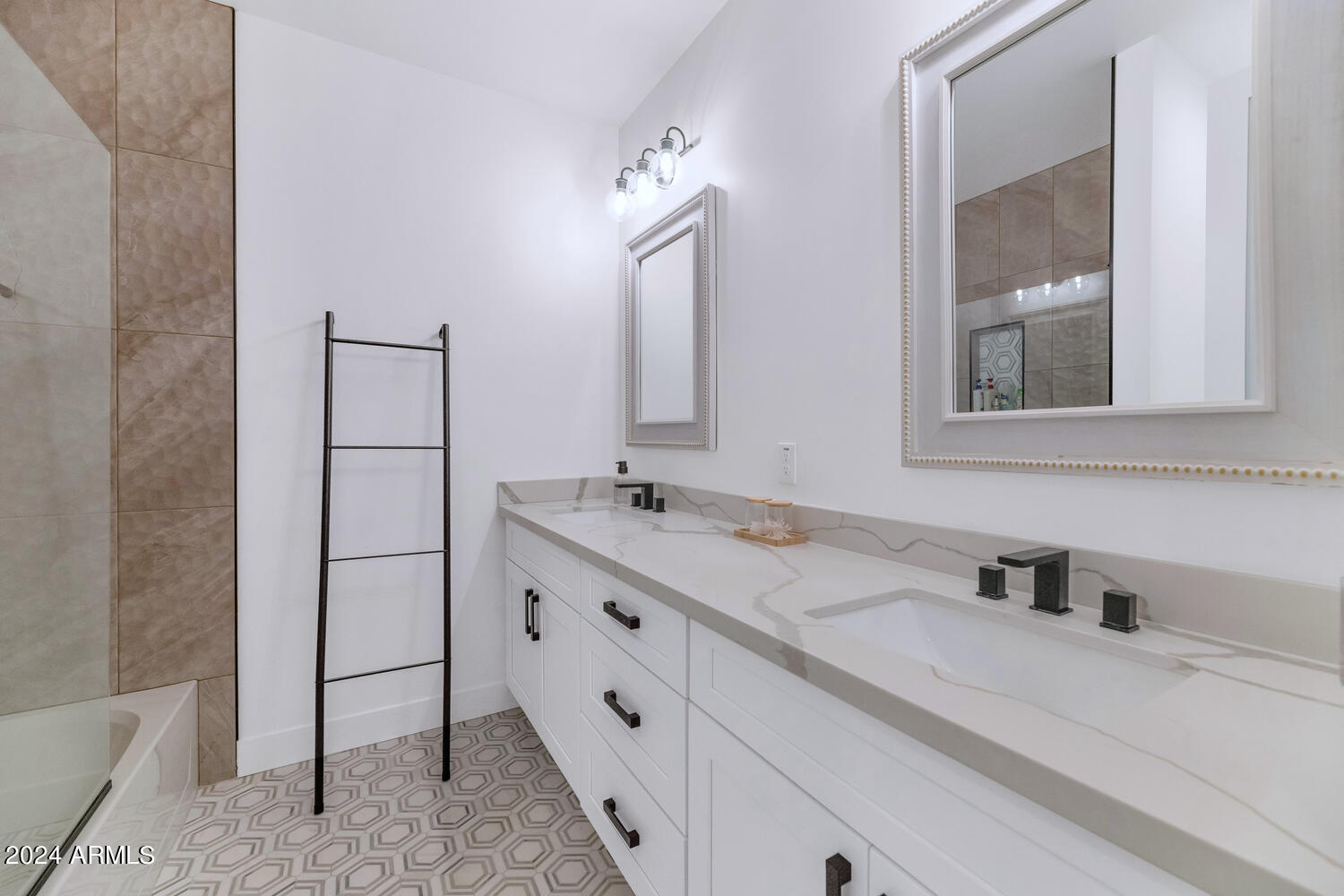 3906 E Cheery Lynn Road Property Photo 19
