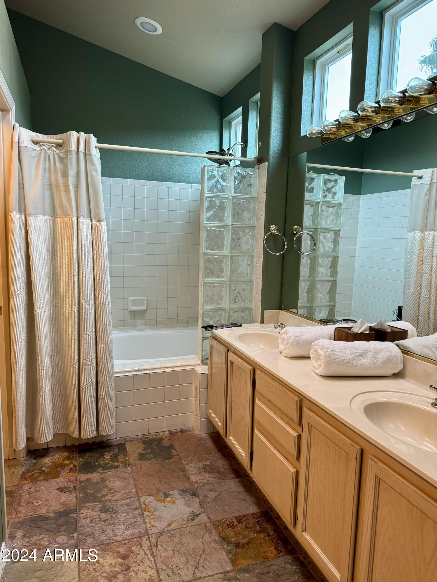 1134 E Amberwood Drive Property Photo 10