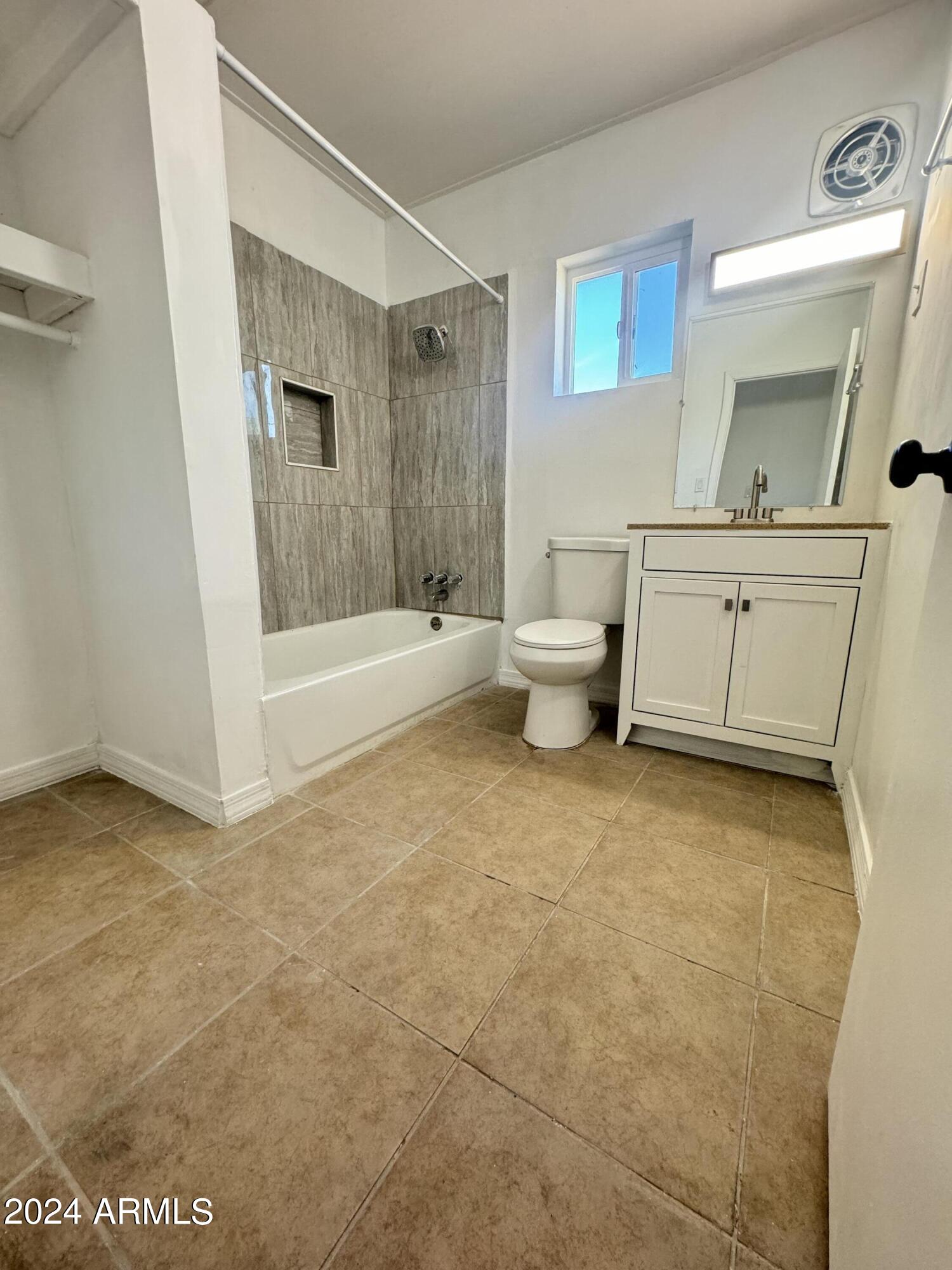 1736 W Indianola Avenue Property Photo 9