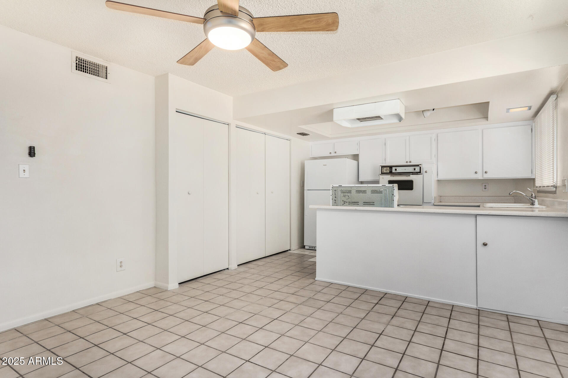 1673 W Hazelwood Street Property Photo 4