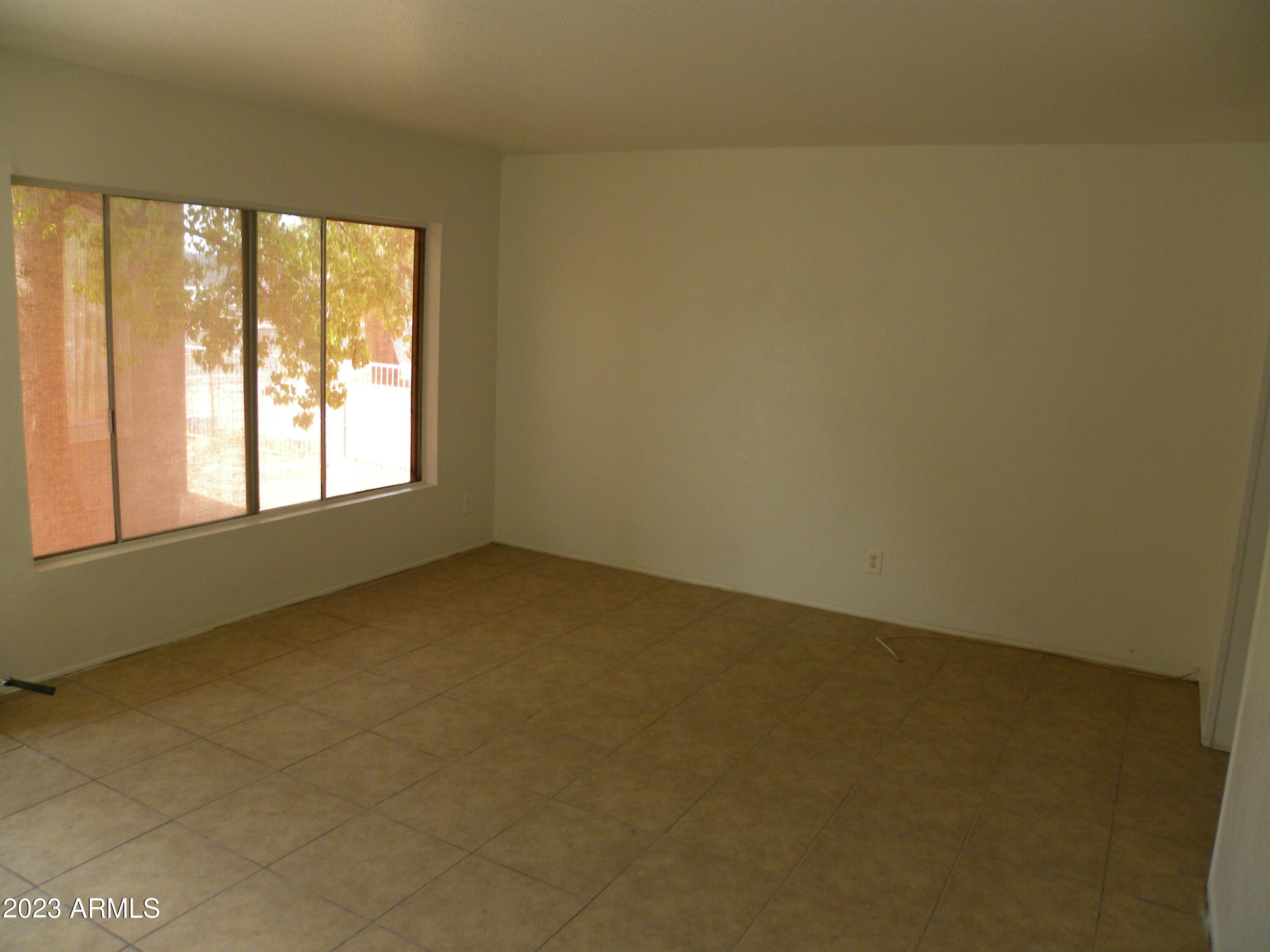 1002 N 27th Place Property Photo 3