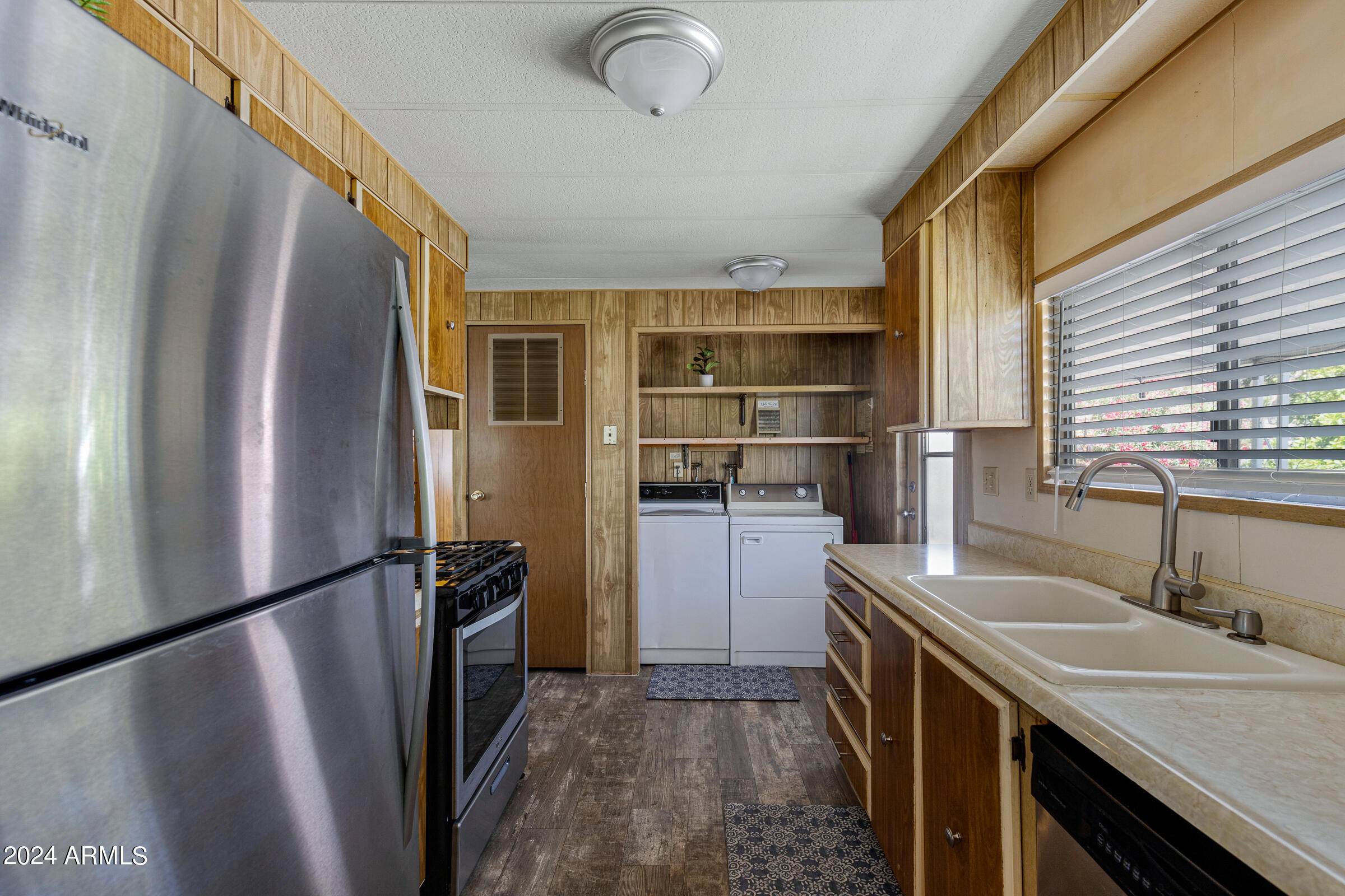 9501 E Broadway Road Property Photo 13