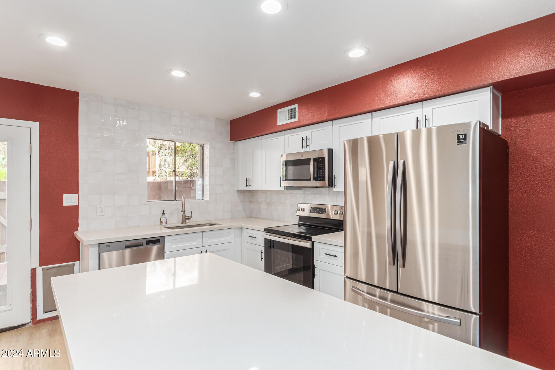 1425 E Desert Cove Avenue Property Photo 2