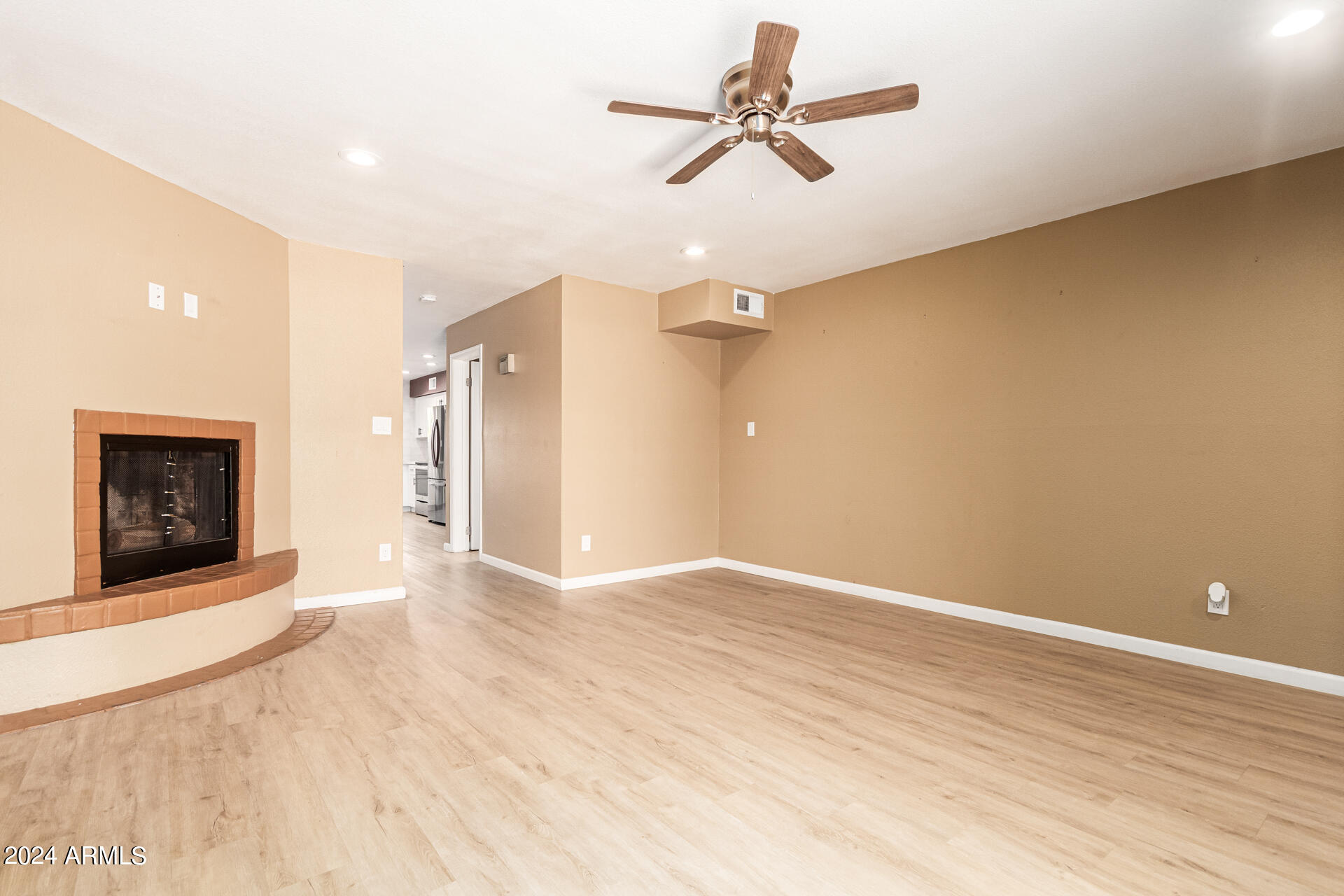 1425 E Desert Cove Avenue Property Photo 8