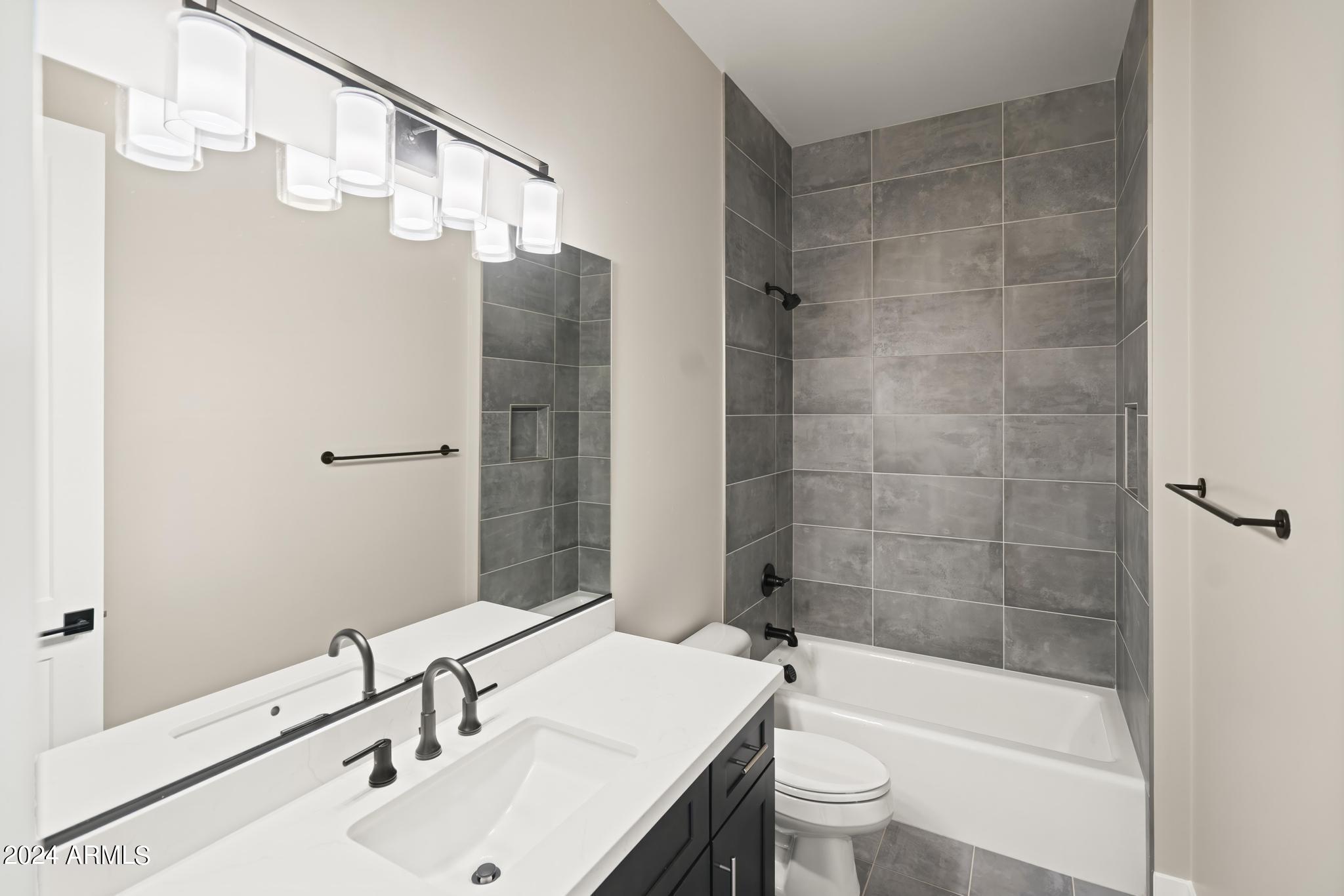 4651 N Justin Drive Property Photo 7