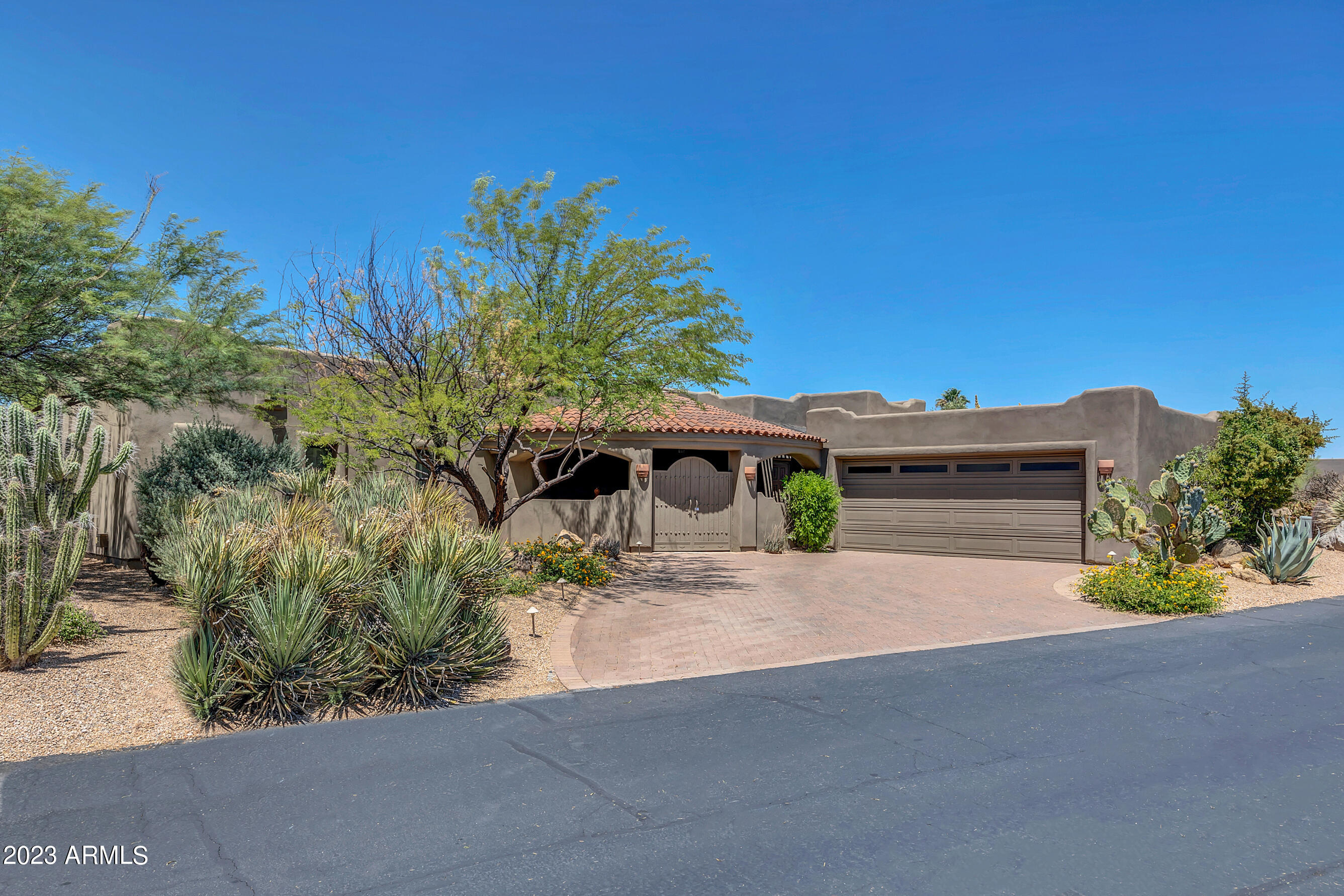 1710 E Staghorn Lane Property Photo 1