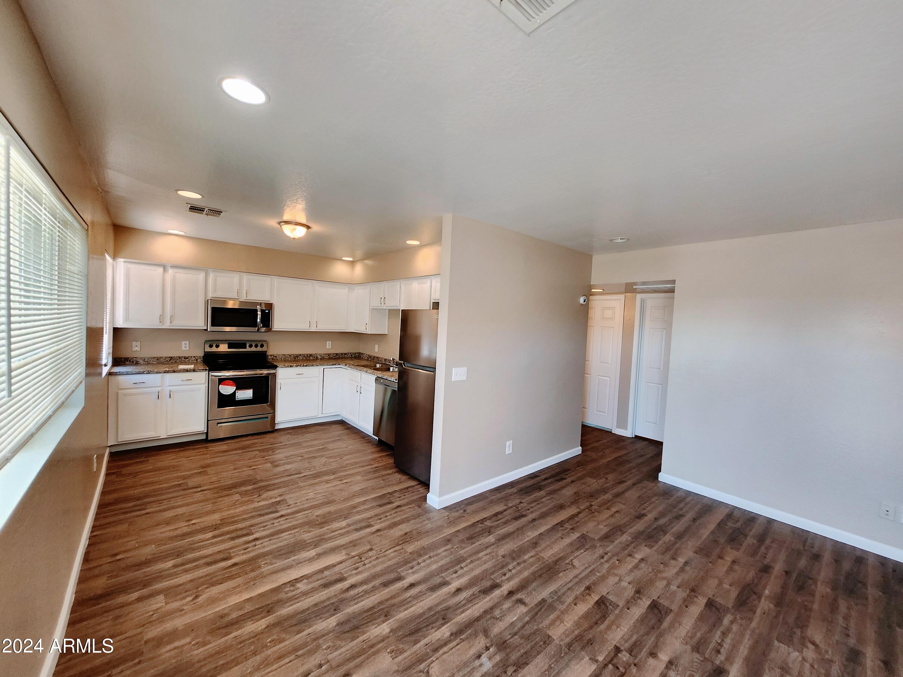 1224 E Dunlap Avenue Property Photo 5