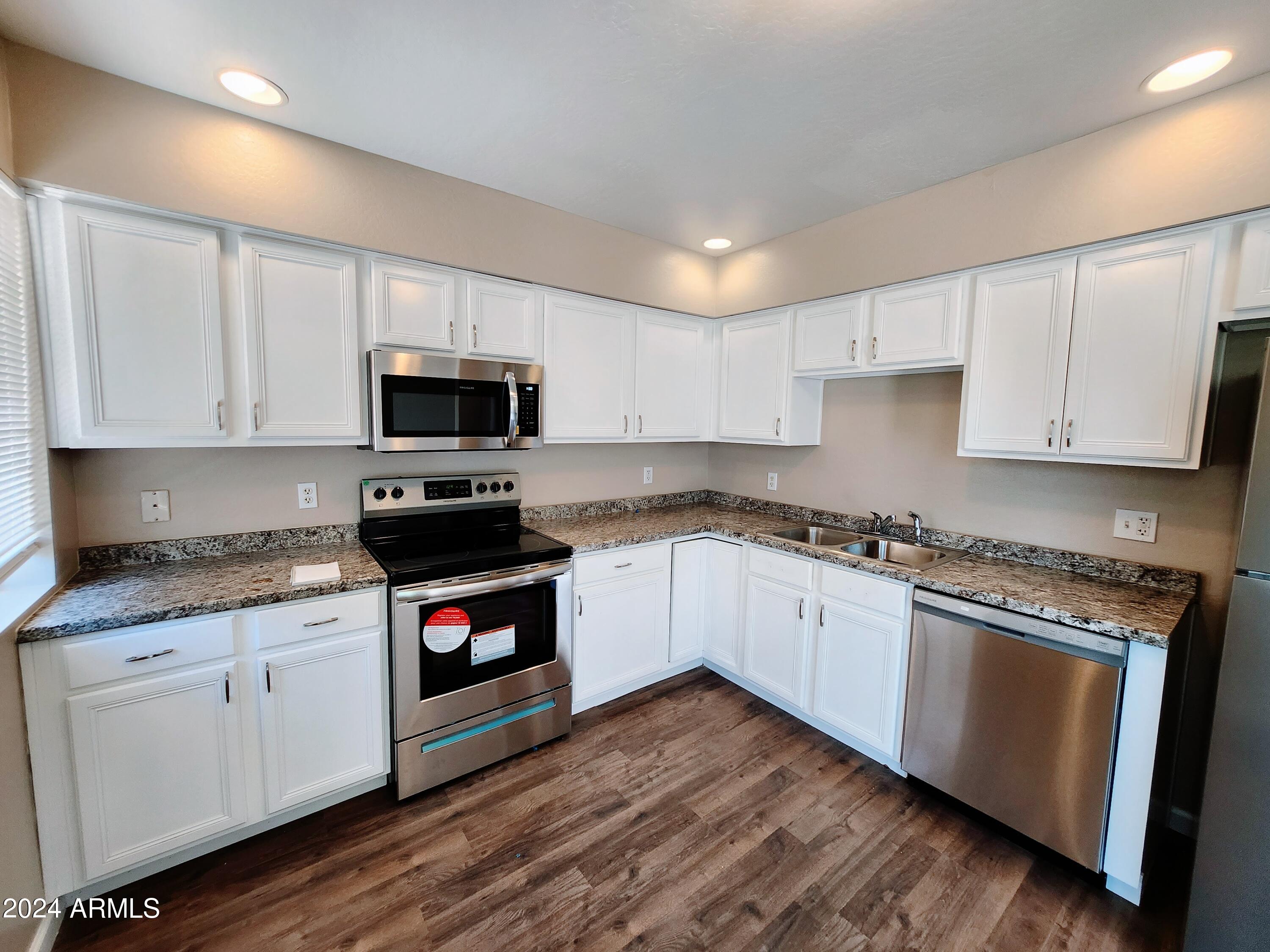 1224 E Dunlap Avenue Property Photo 6