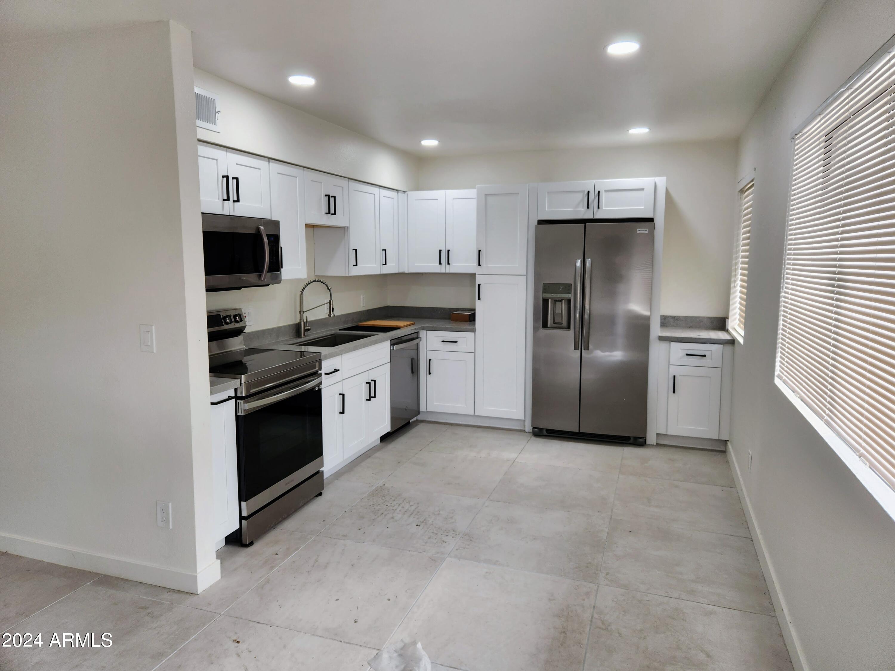 1224 E Dunlap Avenue Property Photo 10