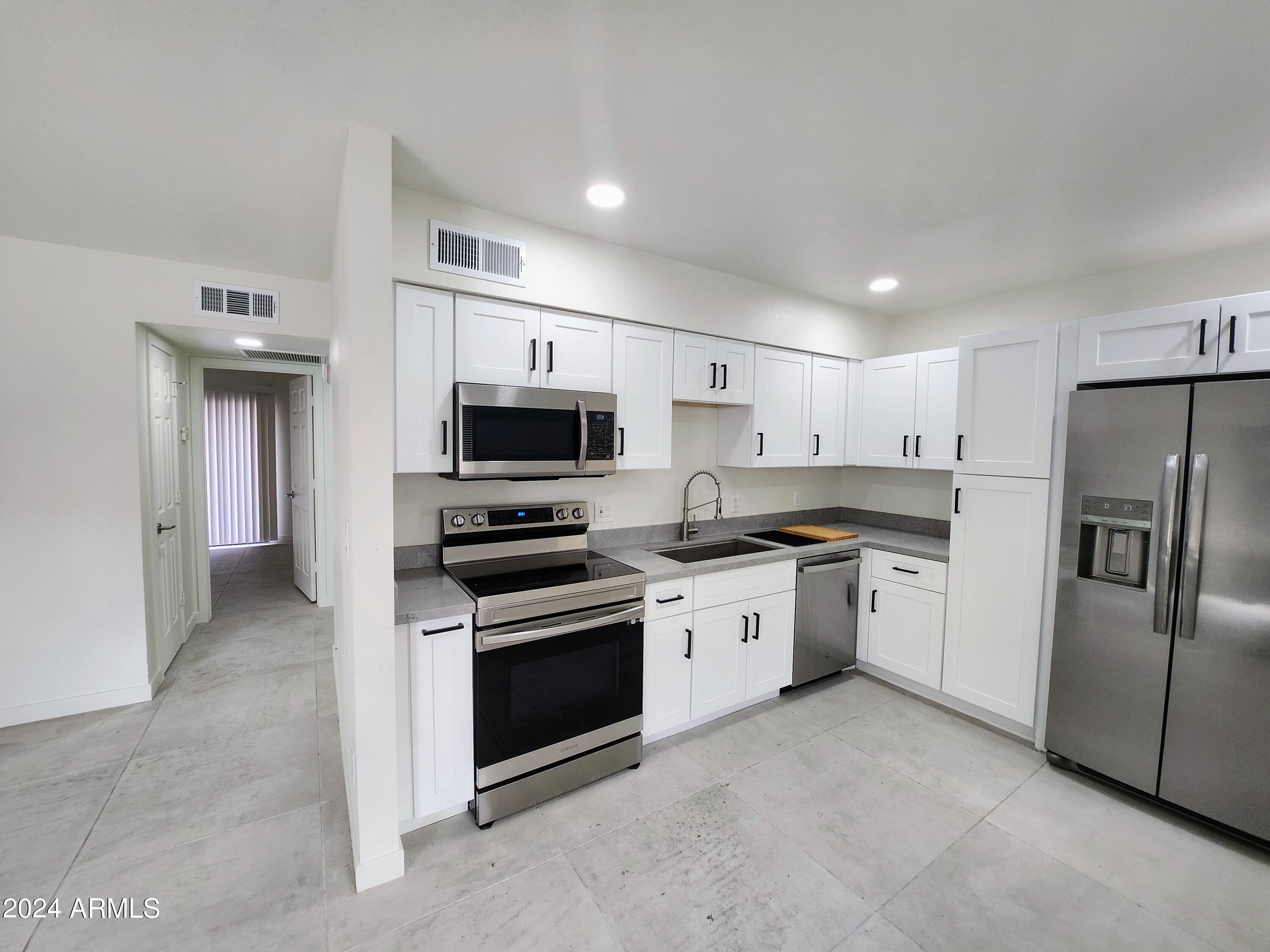 1224 E Dunlap Avenue Property Photo 11