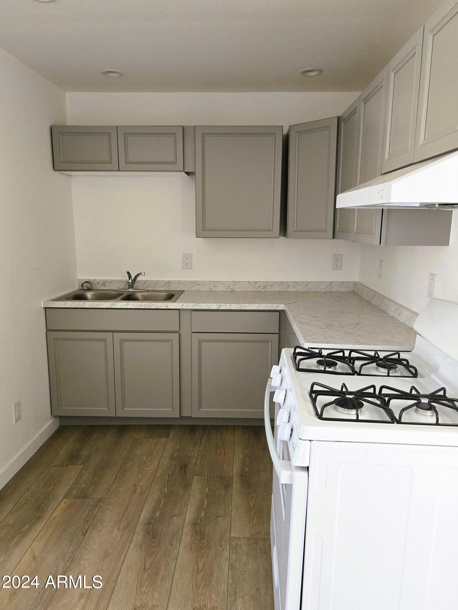 2102 W Adams Street Property Photo 18