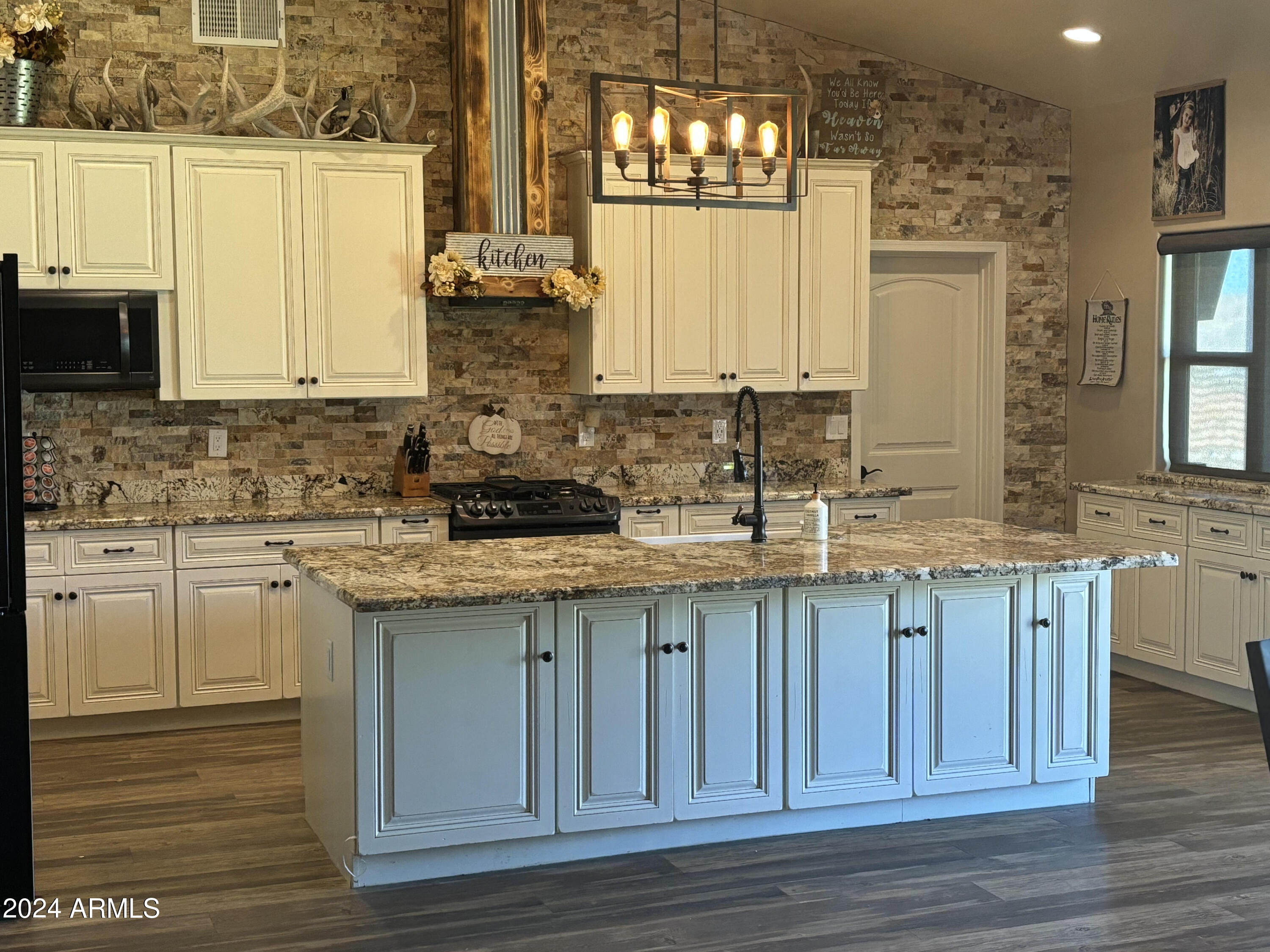 8407 S Ice House Canyon Road Property Photo 1
