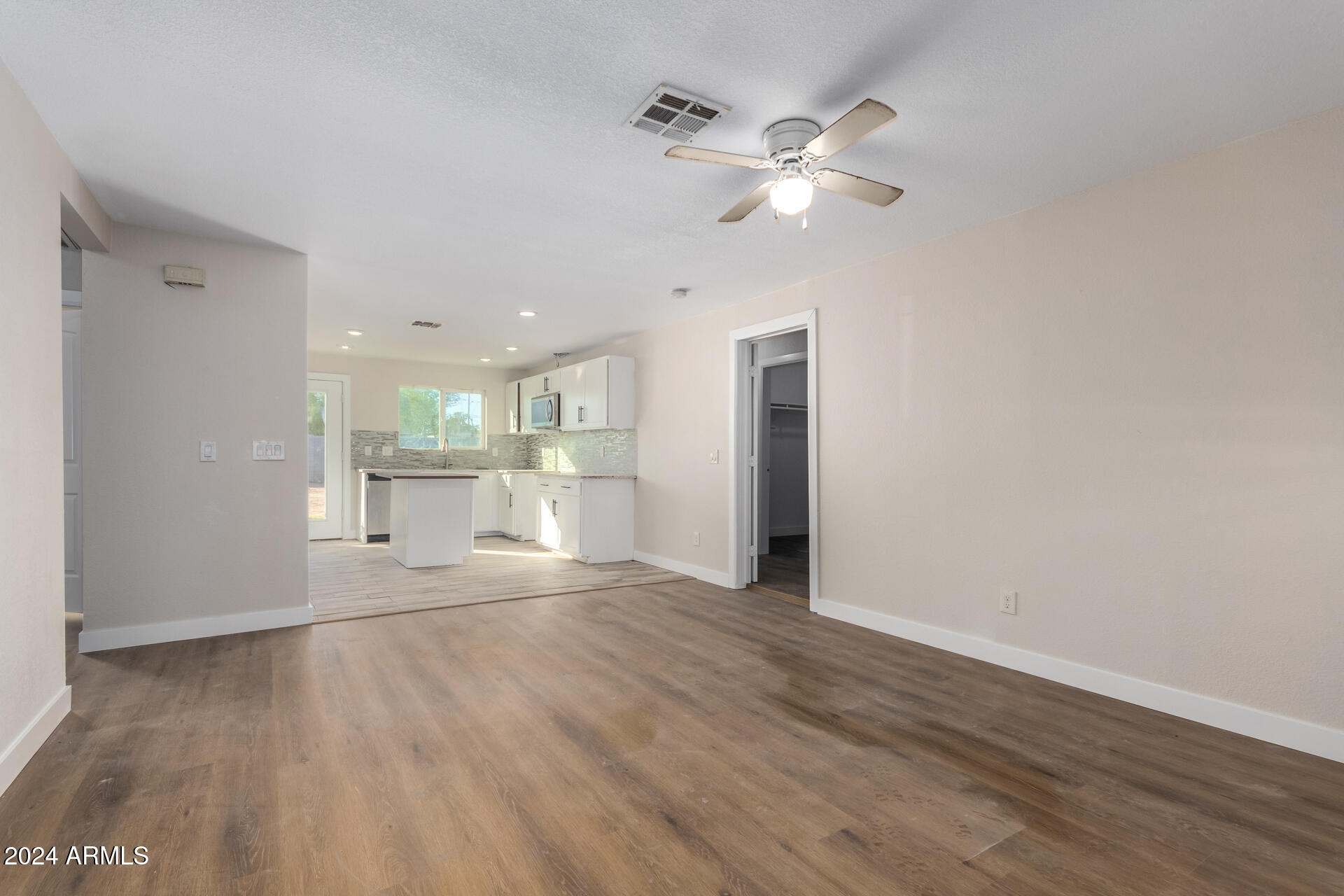 914 S 30th Drive Property Photo 5