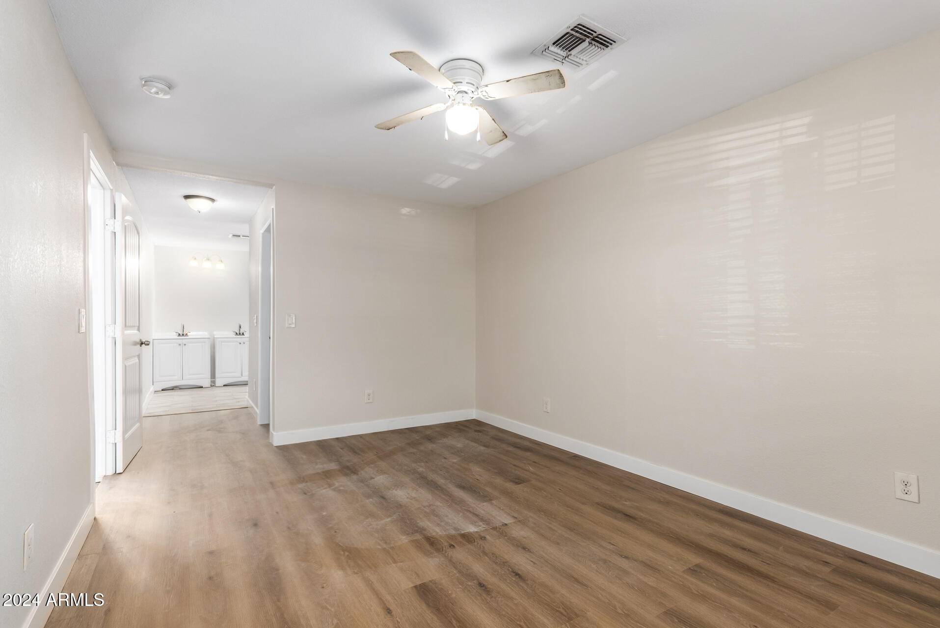 914 S 30th Drive Property Photo 15
