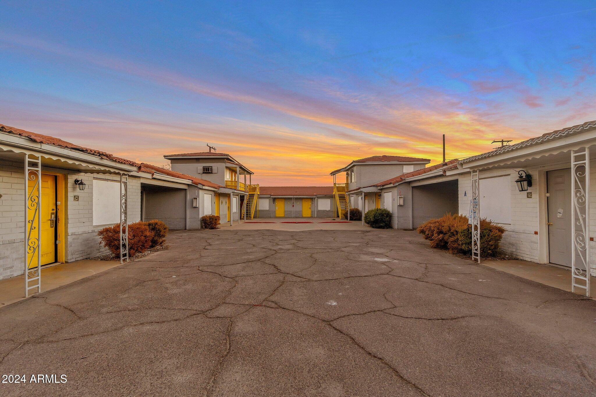 1945 W Van Buren Street Property Photo