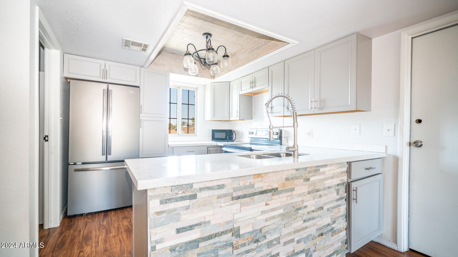 2020 W Union Hills Drive Property Photo 1