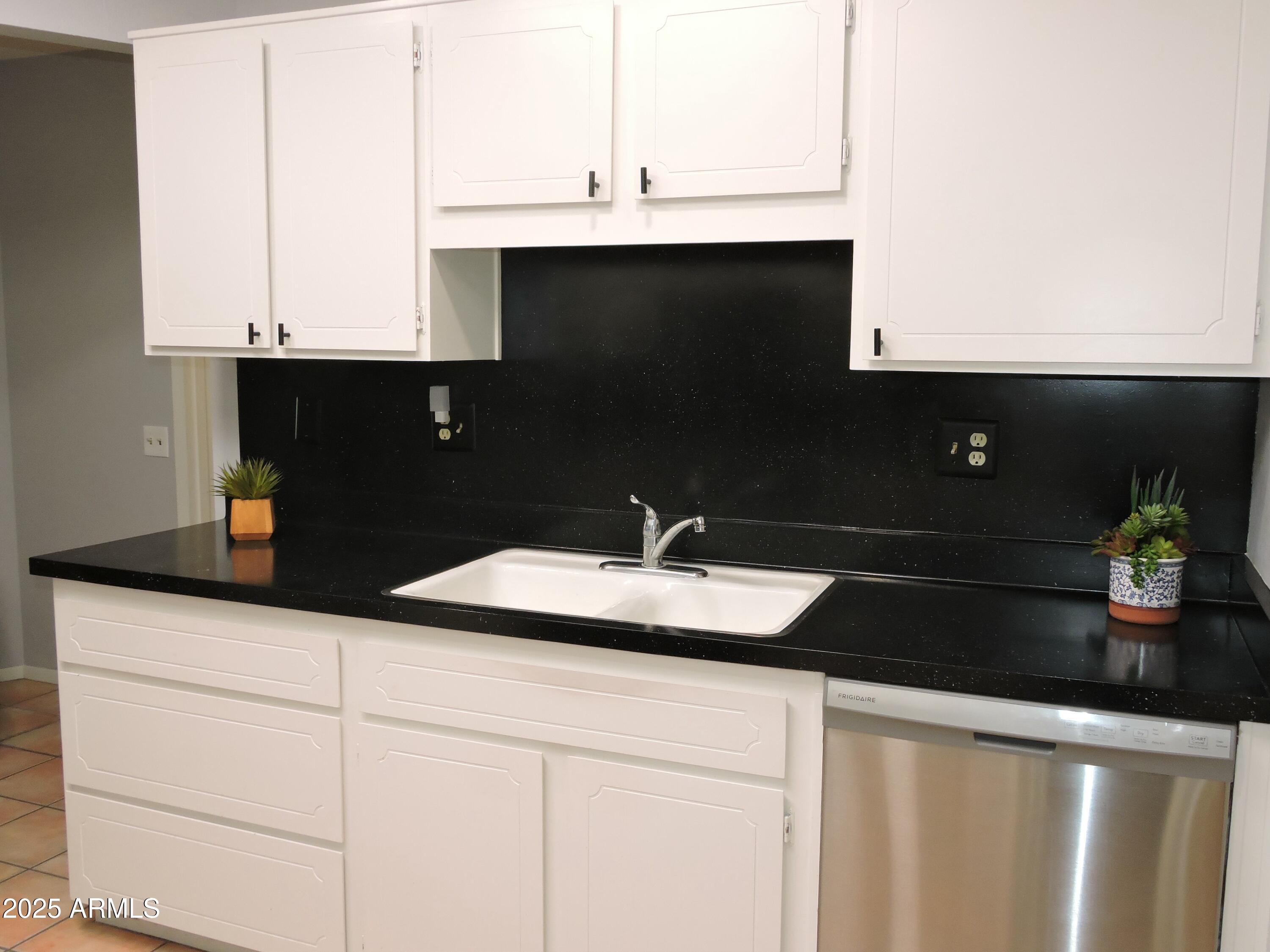 10901 W Topaz Drive Property Photo 6