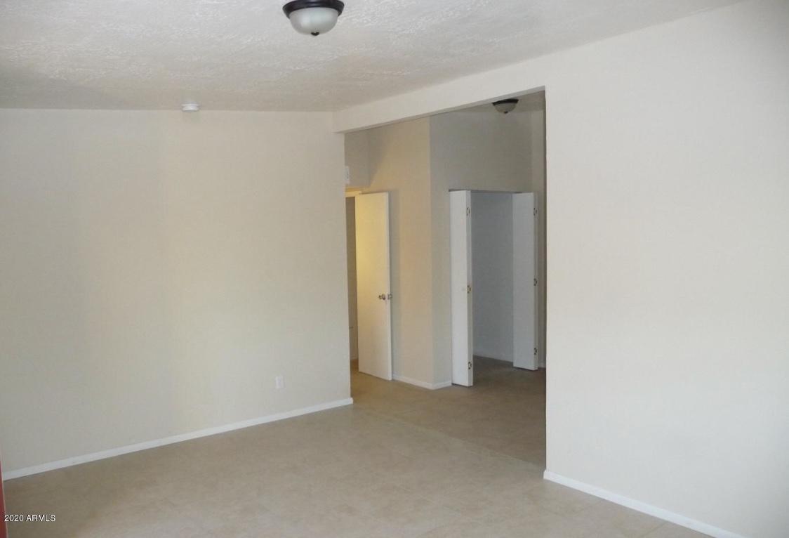 7110 N 68th Avenue Property Photo 9