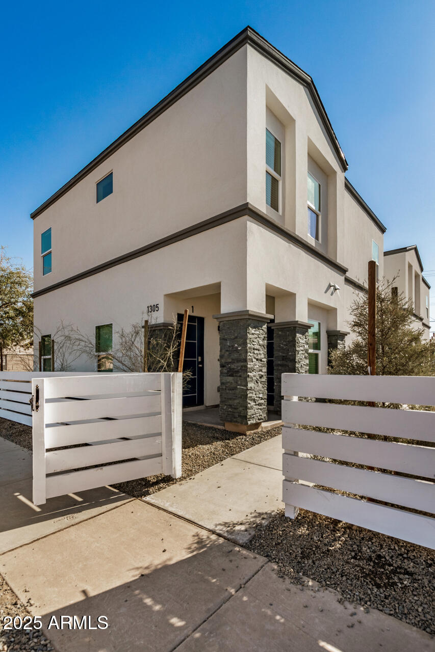 1305 E Madison Street Property Photo 1