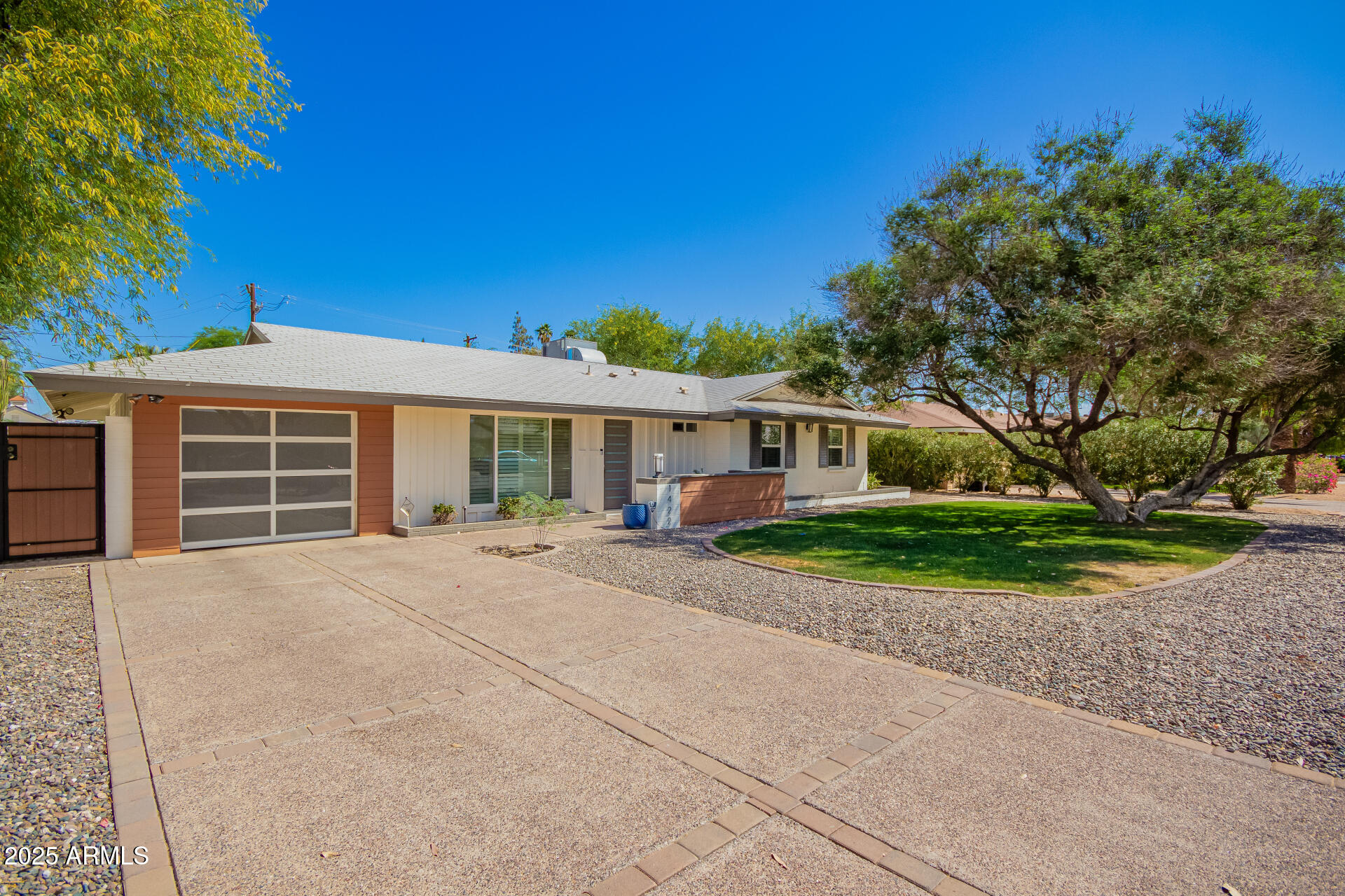1422 W Colter Street Property Photo 3