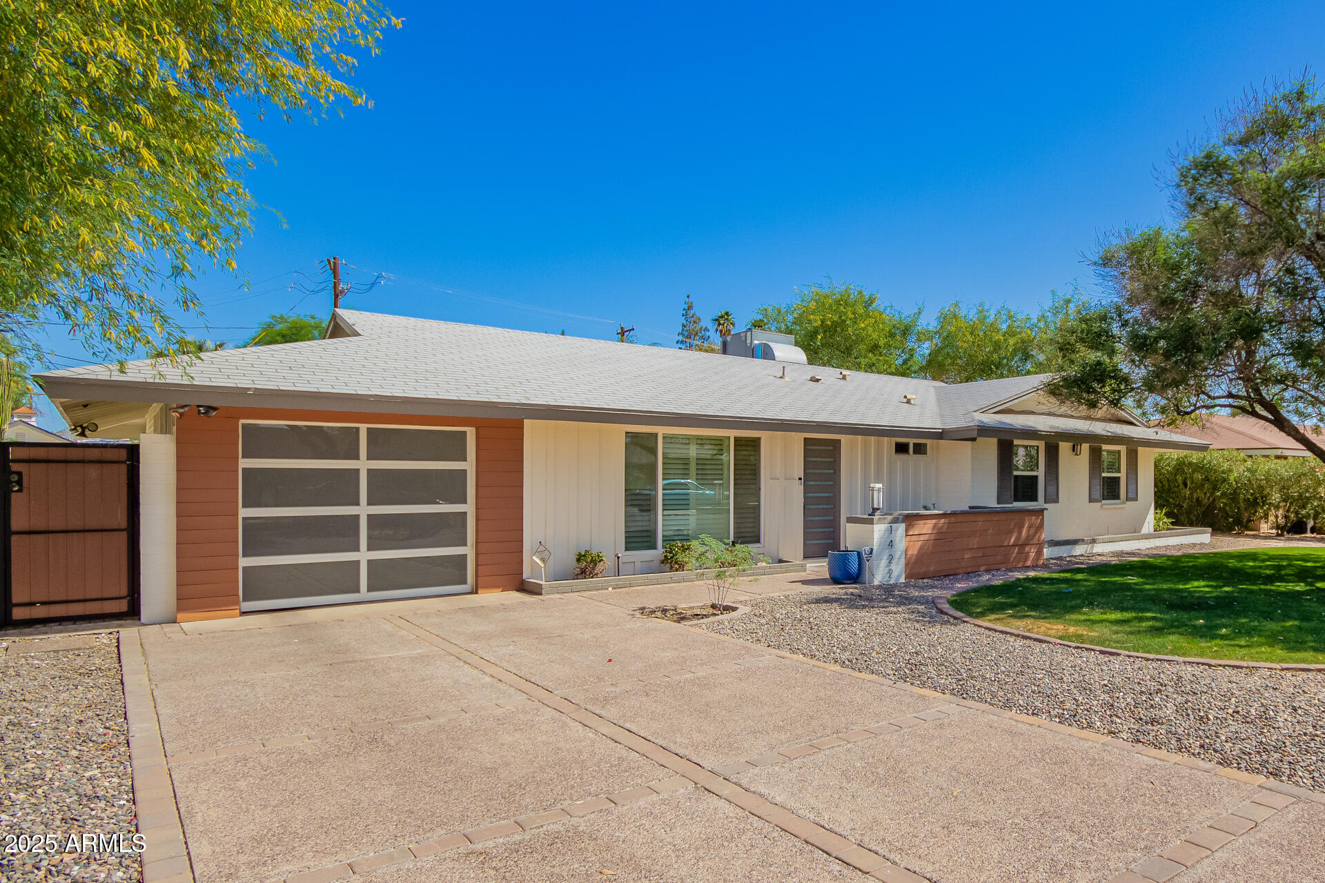 1422 W Colter Street Property Photo 4