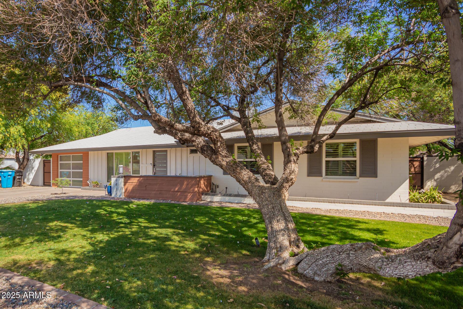 1422 W Colter Street Property Photo 6