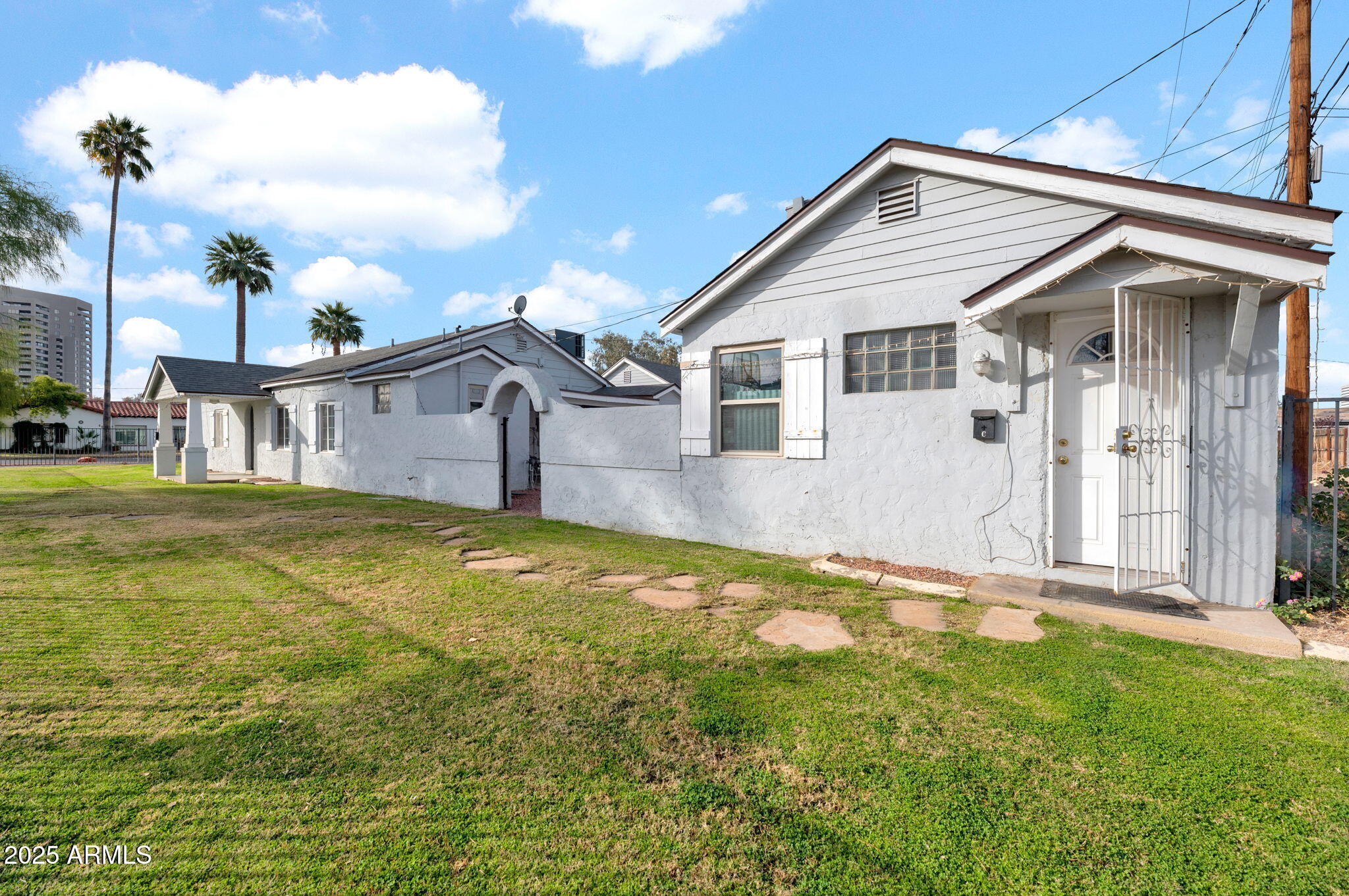 1026 E Clarendon Avenue Property Photo 7