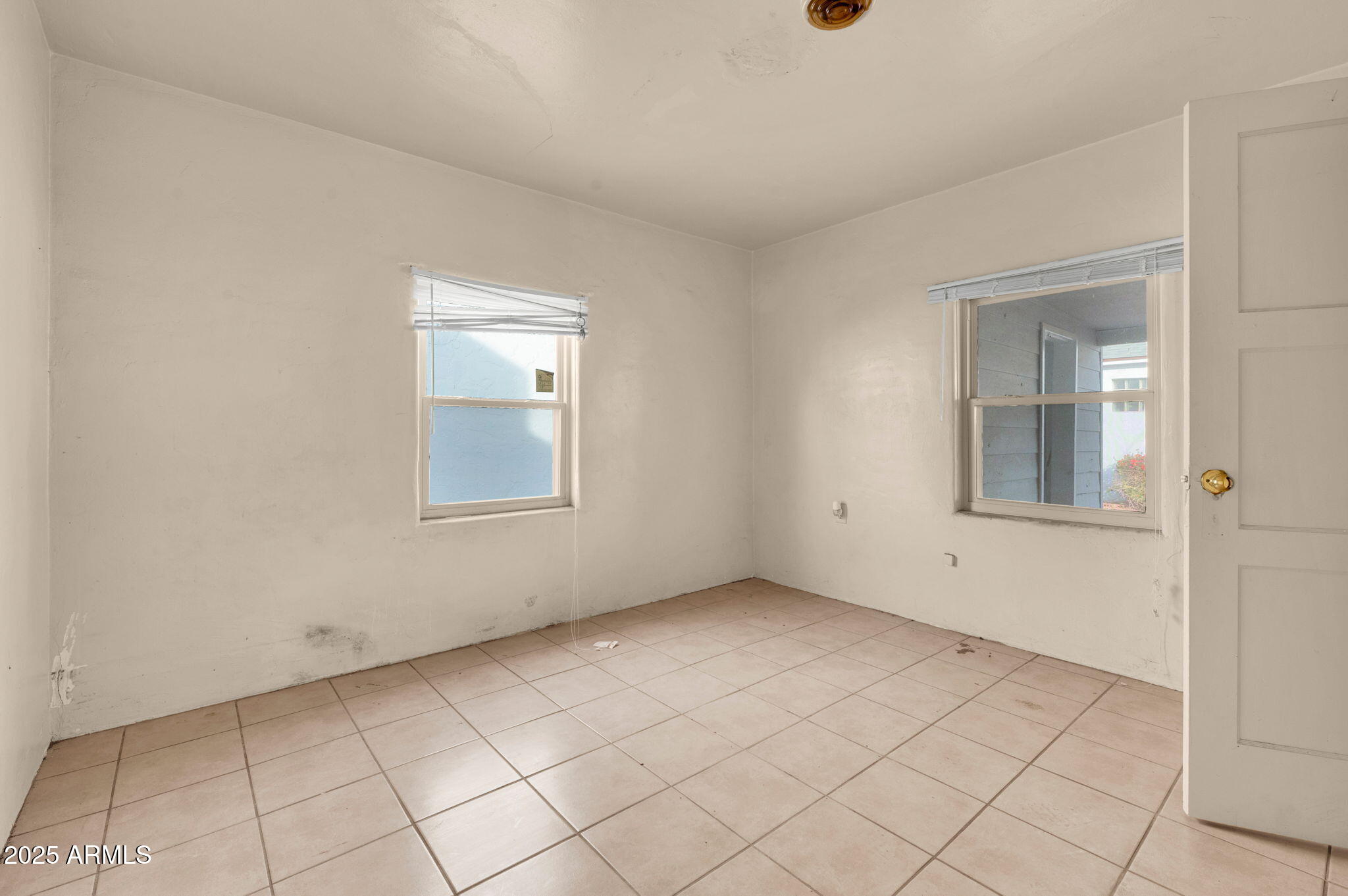 1026 E Clarendon Avenue Property Photo 17