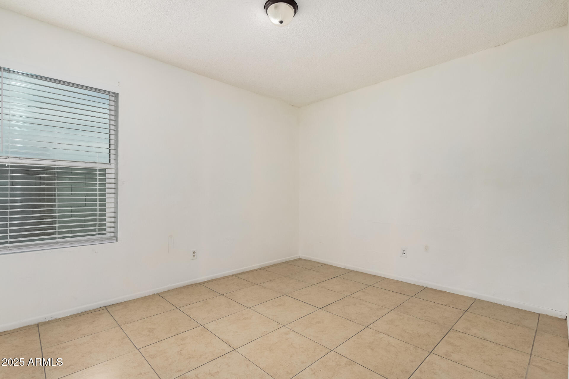 327 E Vine Circle Property Photo 8