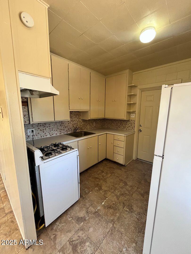 2528 N Fontana Avenue Property Photo 13