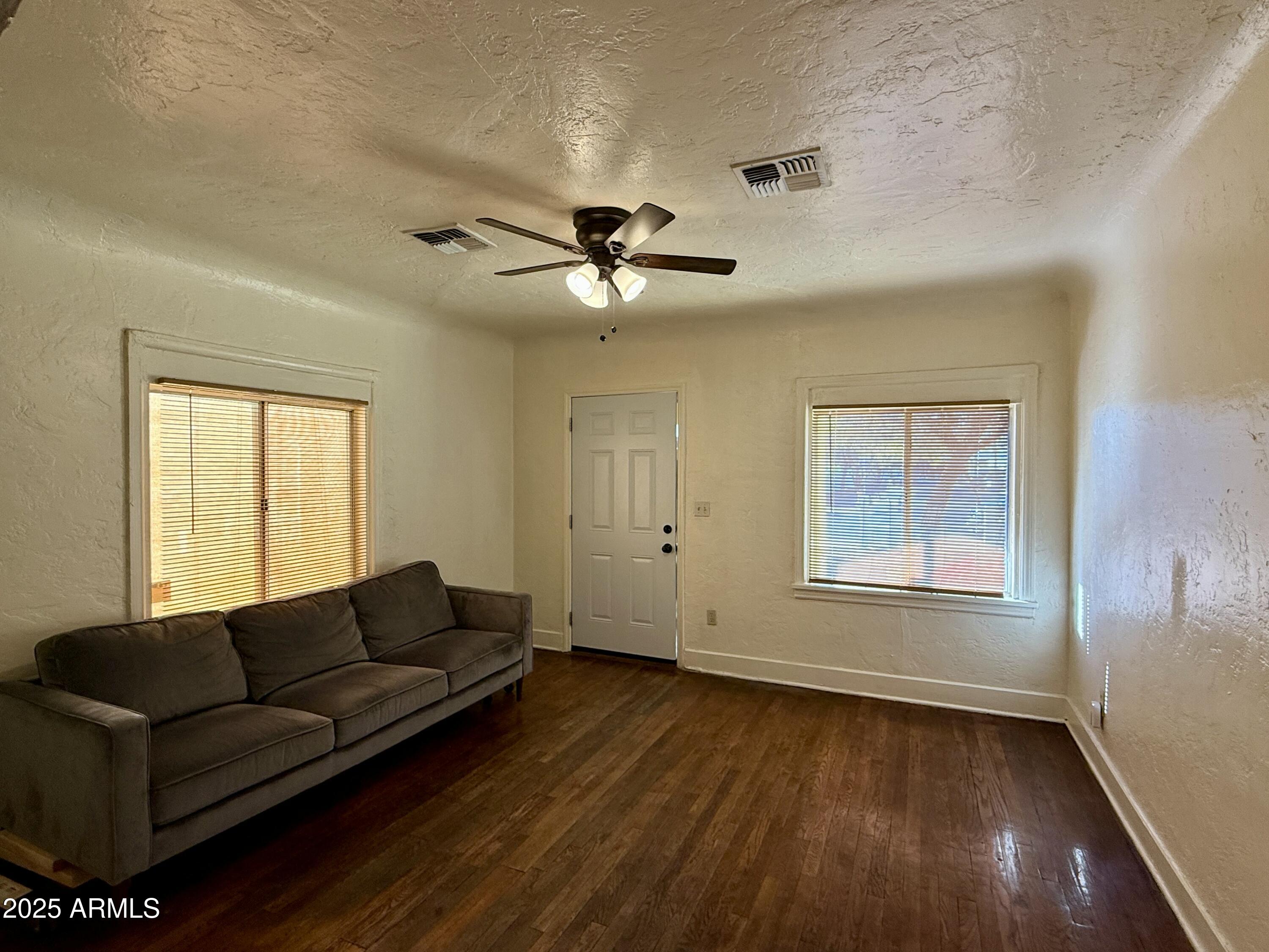 1126 E Polk Street Property Photo 9