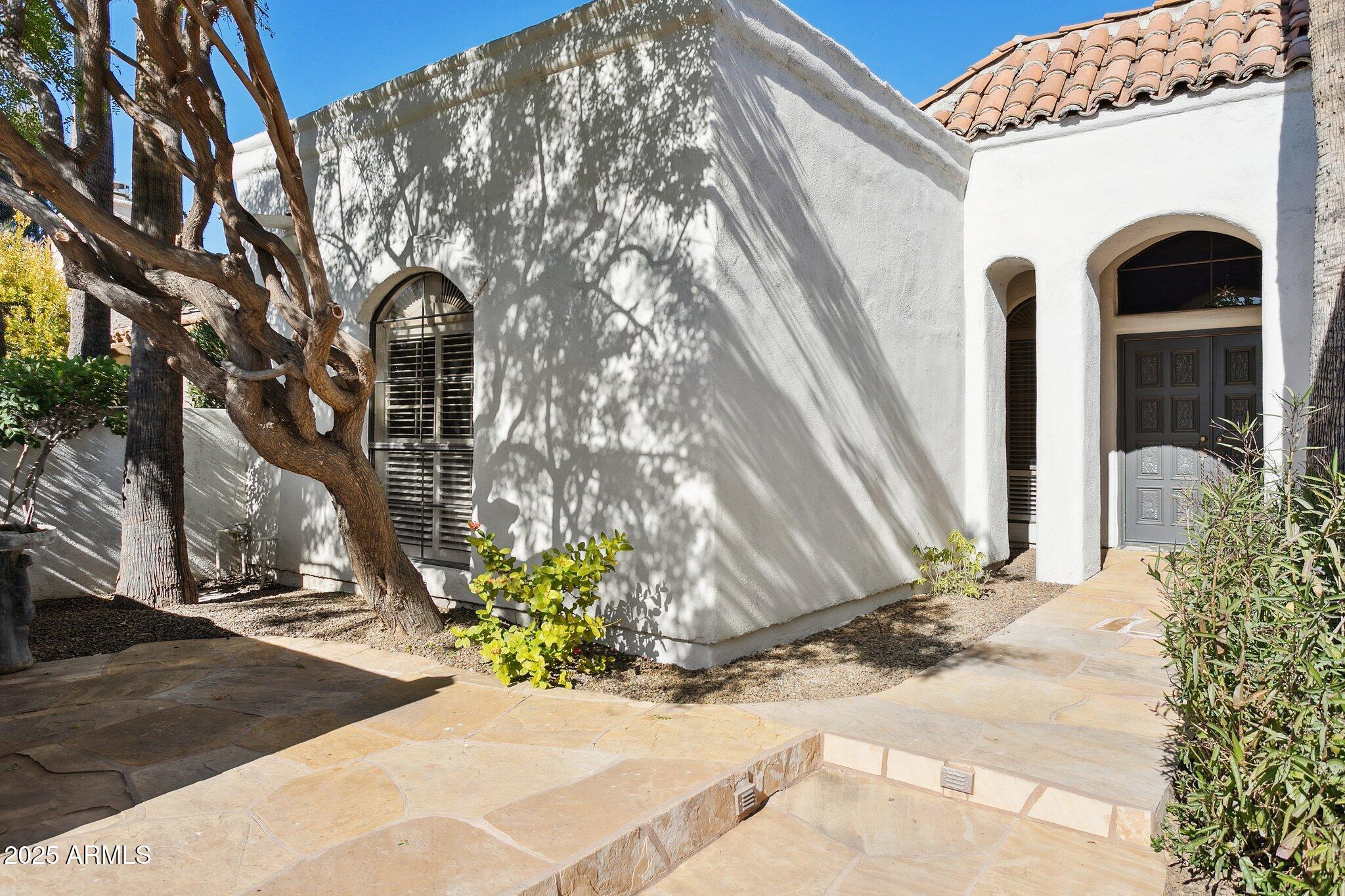 8008 E Del Rubi Drive Property Photo 3