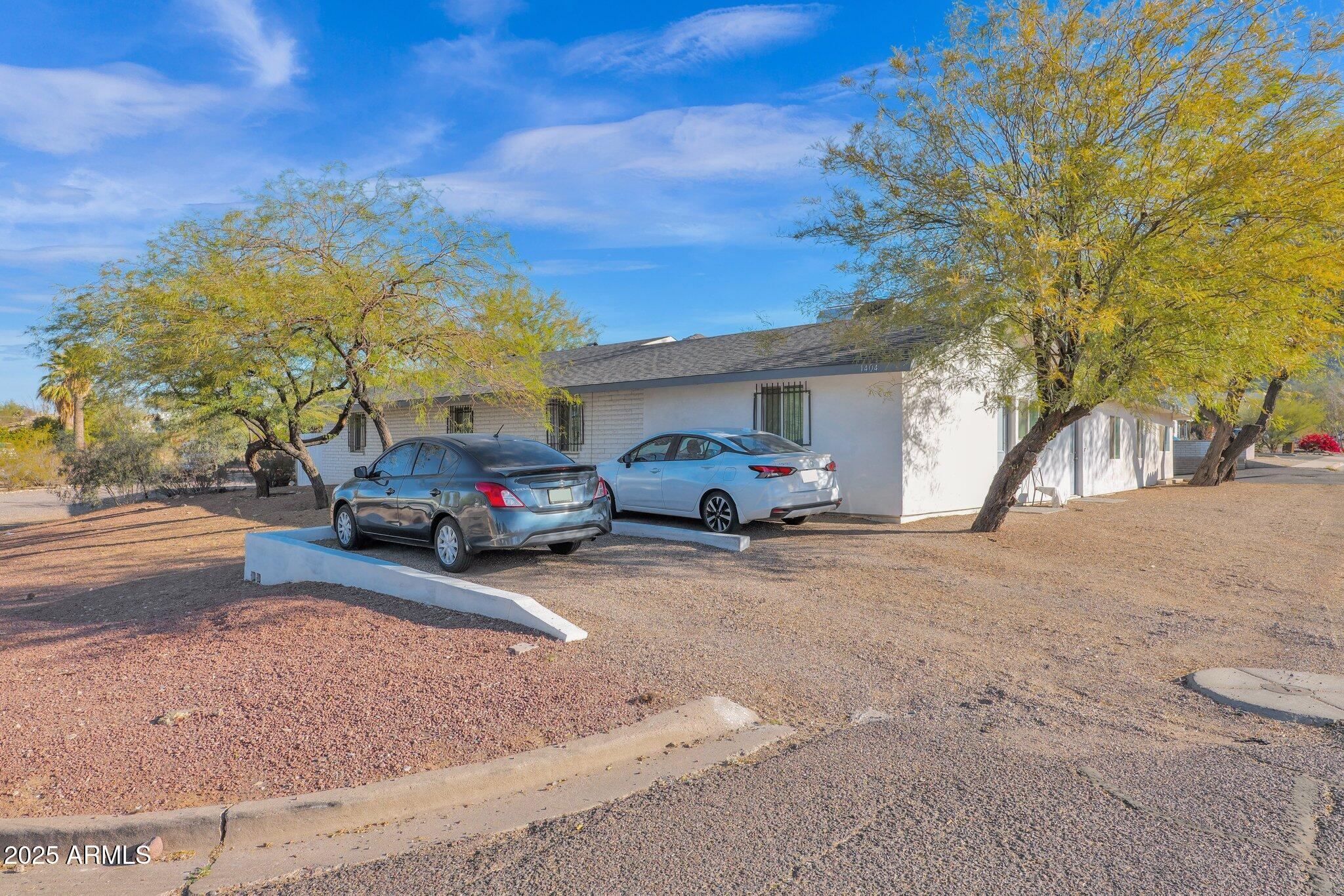 1404 E Mountain View Road Property Photo 2